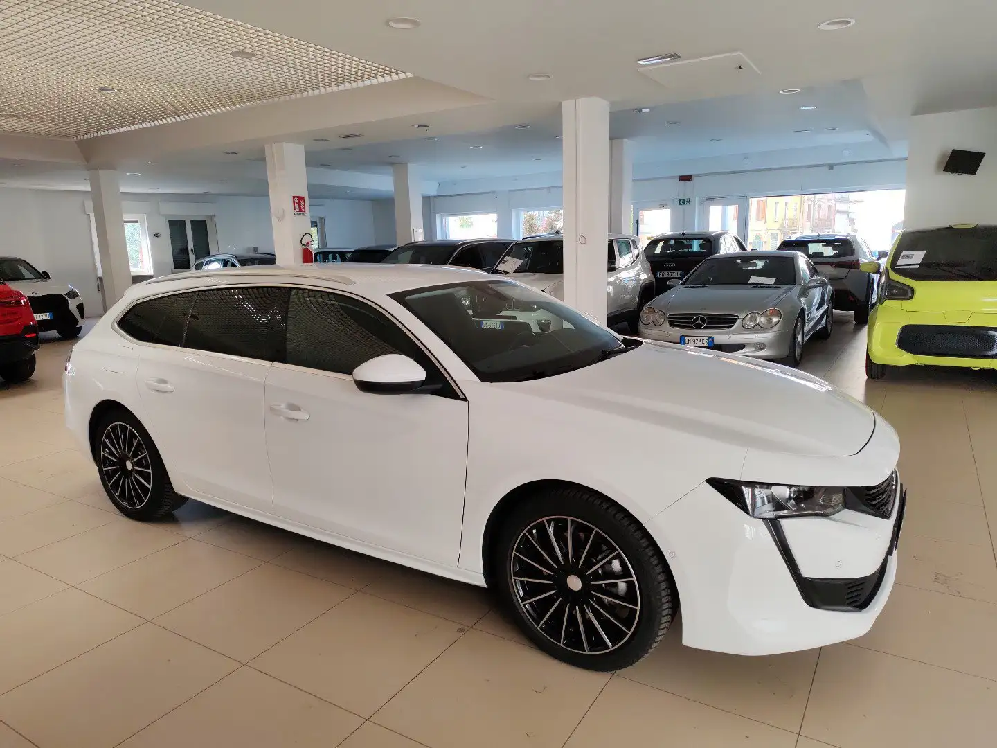 Peugeot 508 BlueHDi 160cv EAT8 SW Allure Navi Blis Cerchi 18” Weiß - 2