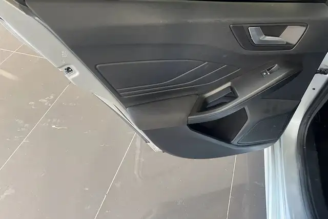 Ford Focus view 11
