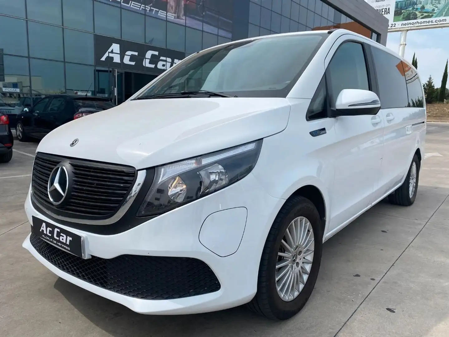 Mercedes-Benz EQV 300 Larga Белый - 2