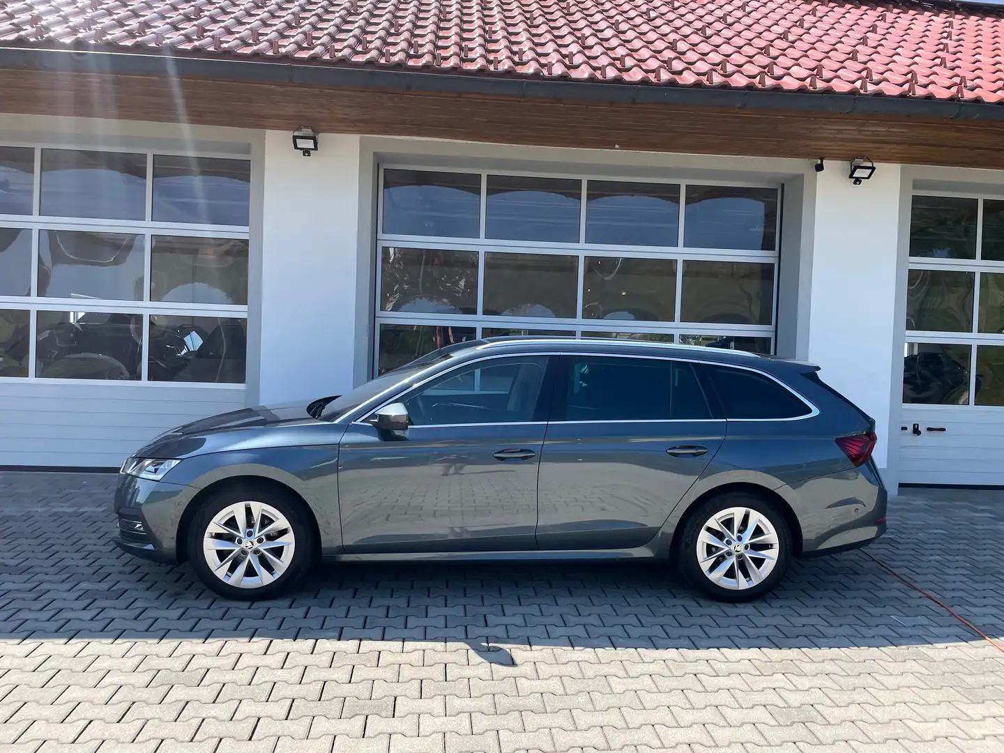 Skoda Octavia 2,0 TDI DSG Style*DIGITAL*RFK*WSS-HZ*ACC*NAVI*LED* Grau - 2