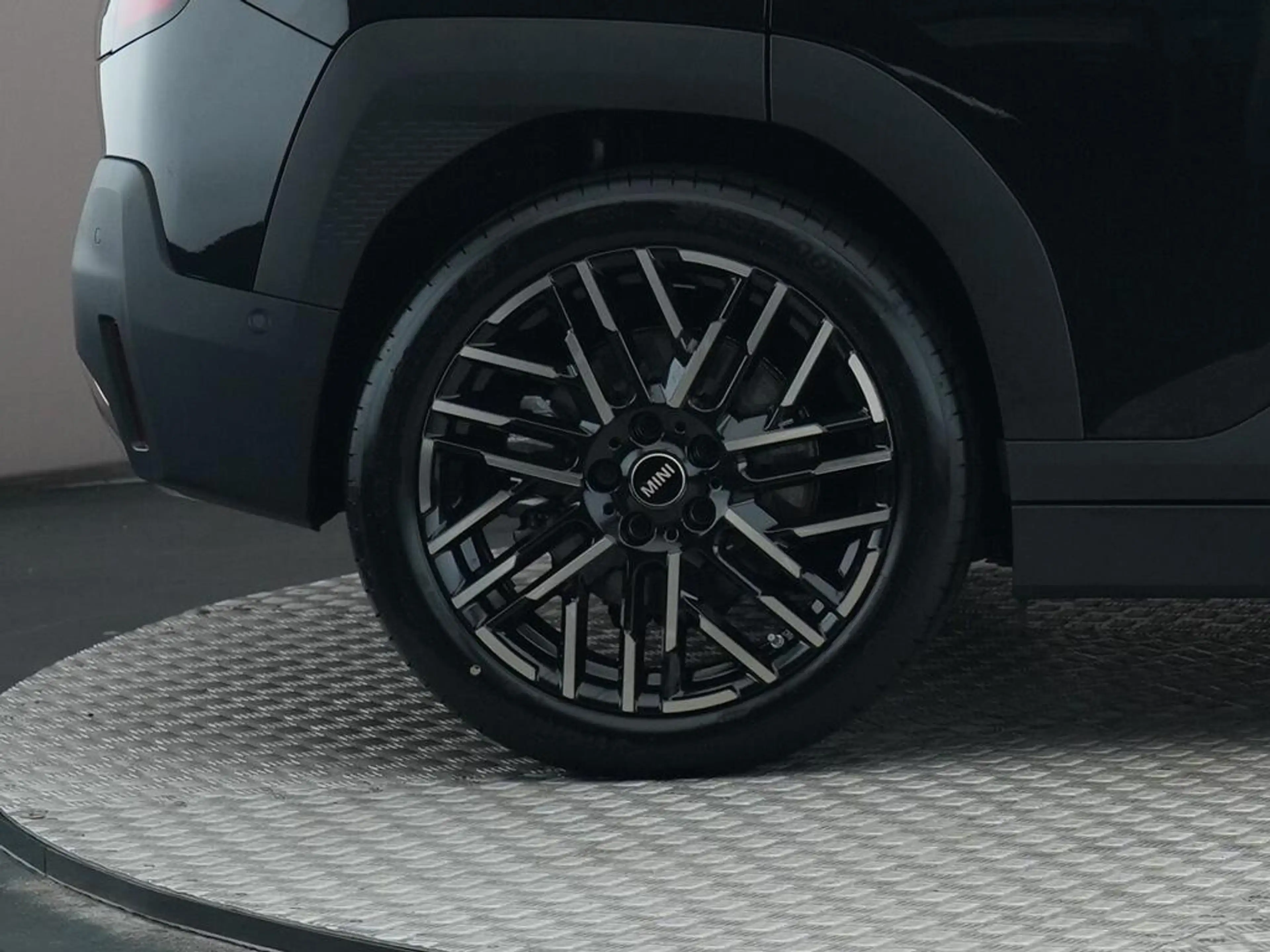 MINI Aceman SE Favoured M 54.2 kWh — photo 15
