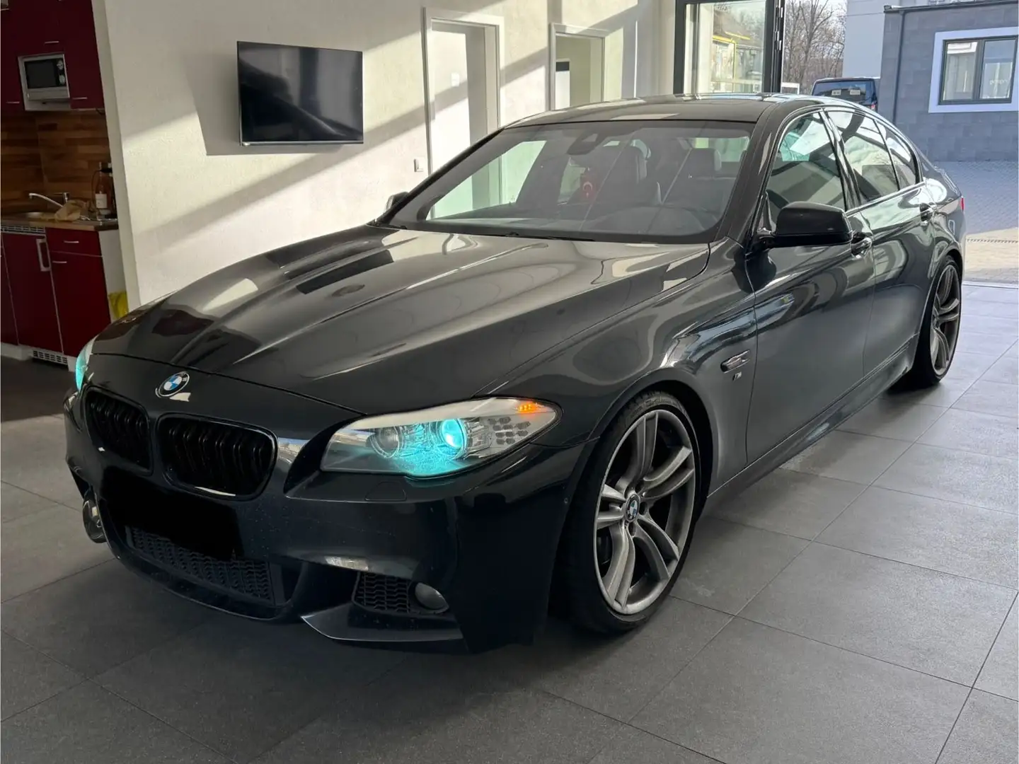 BMW 535 d xDrive Lim.-M Sport-GSD-HUD-SoftClose-360° Šedá - 1