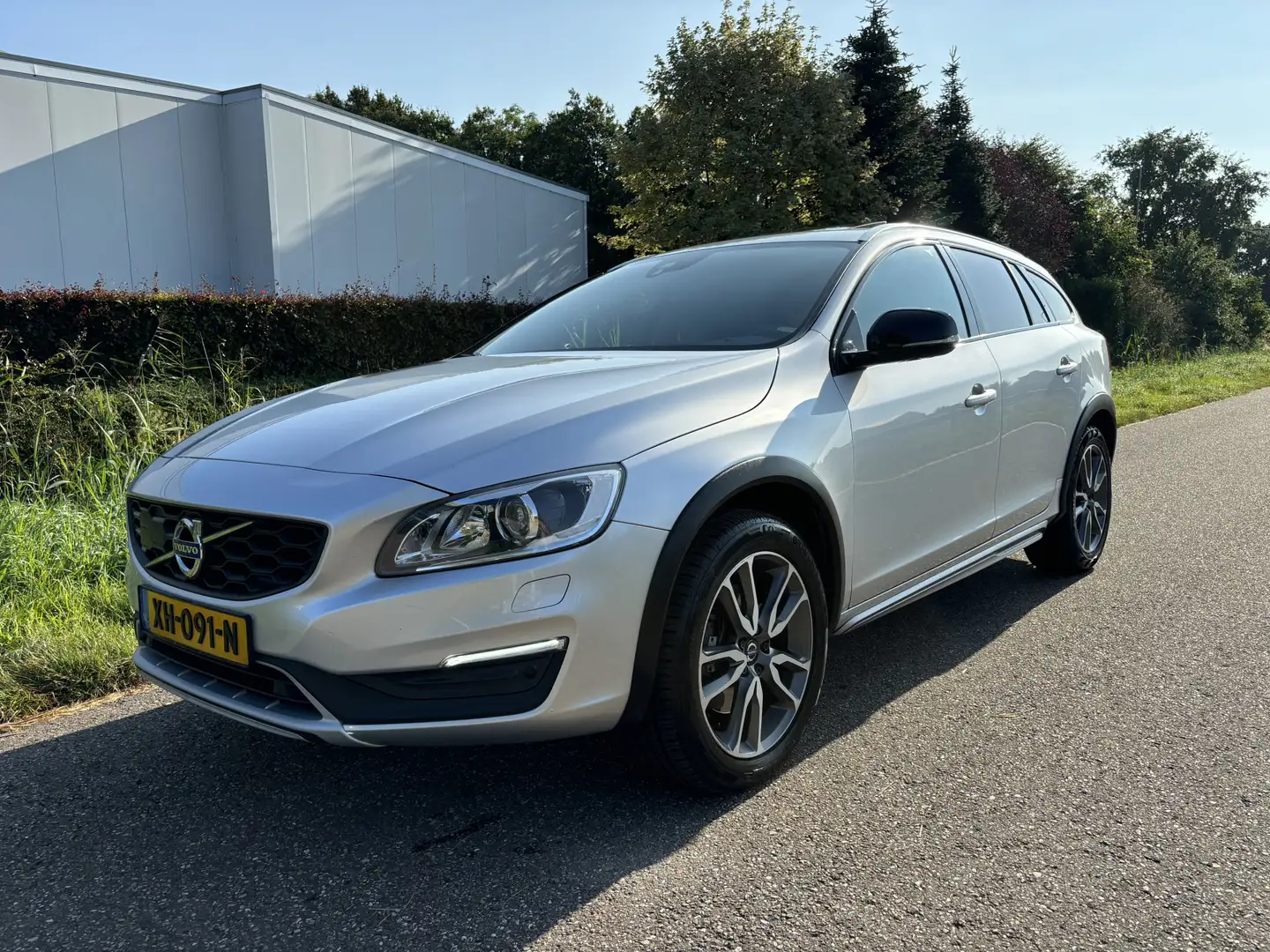 Volvo V60 Cross Country 2.0 D4 Polar+ / AUTOMAAT / LEER / NAVI / SCHUIFDAK Grijs - 1