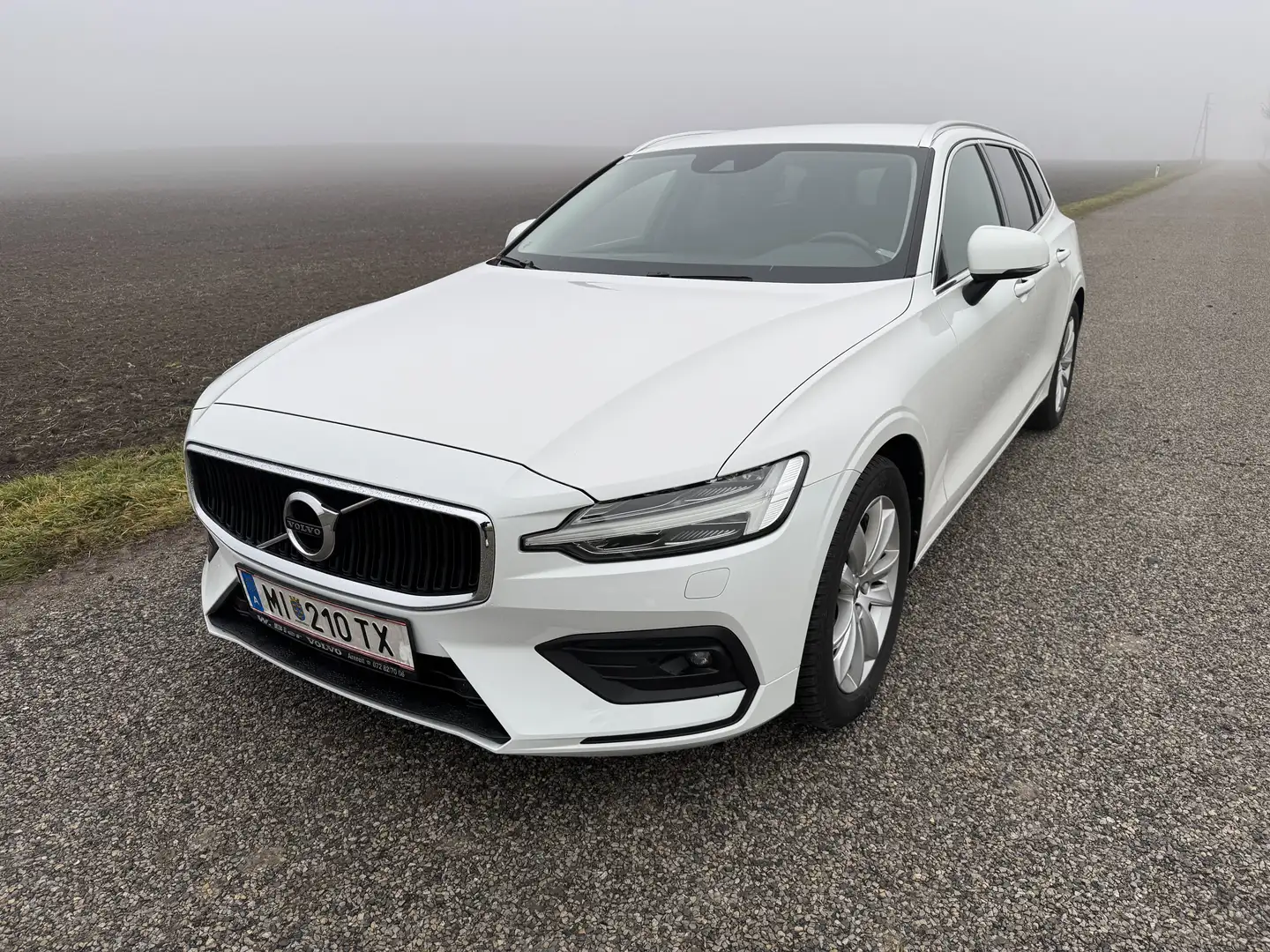 Volvo V60 Momentum Weiß - 1