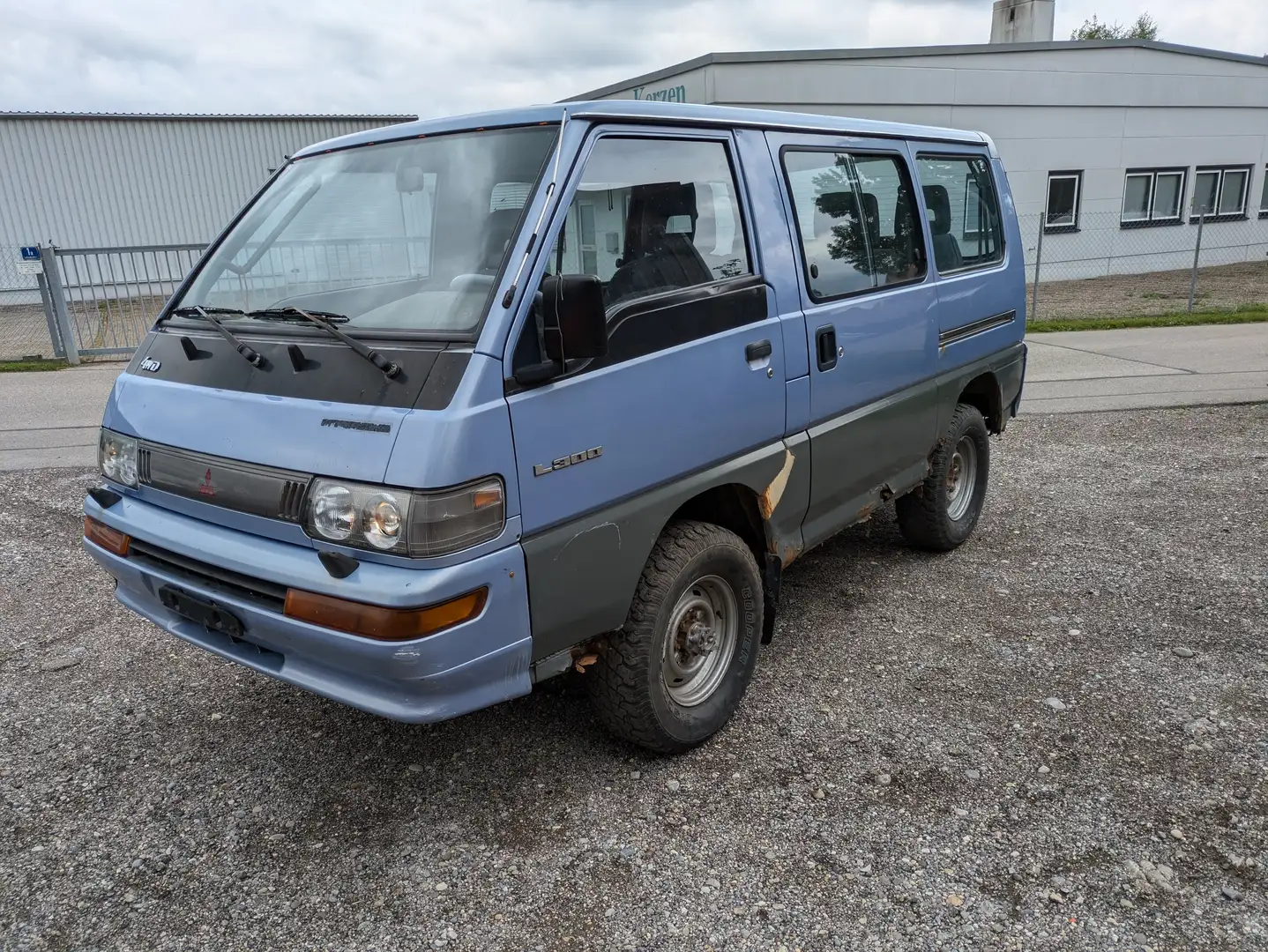Mitsubishi L300 L 300 4WD AT Papiere Rost Stollenreifen 2.5TD Blauw - 1