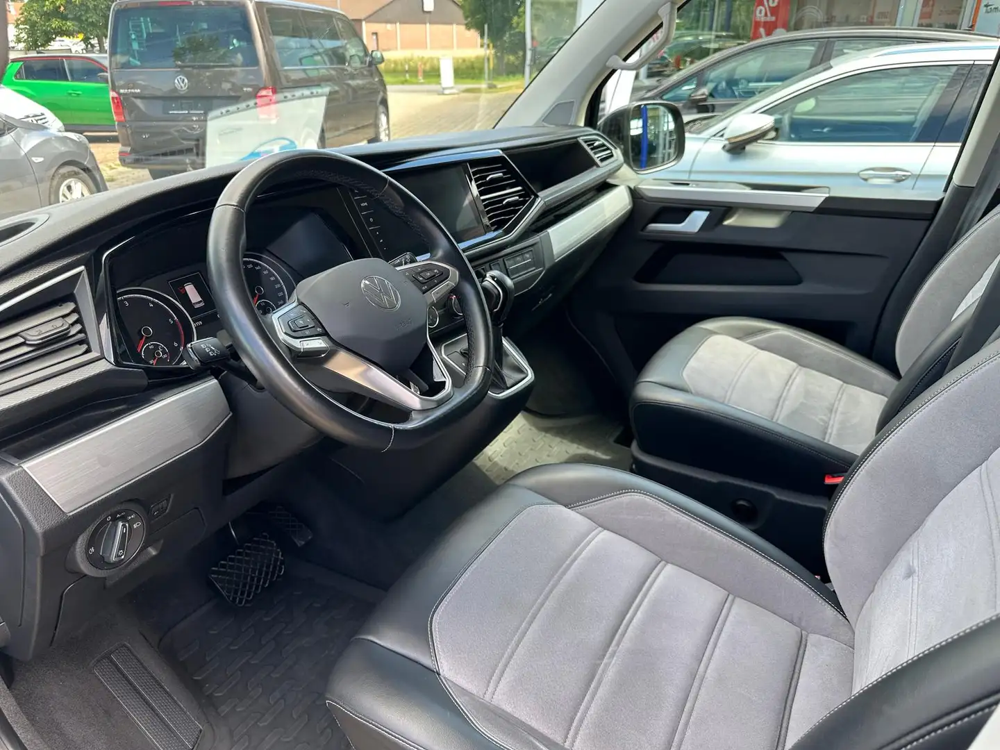 Volkswagen T6.1 Multivan 2.0TDI DSG *AHK*Navi*Std.Hz*ACC Schwarz - 2