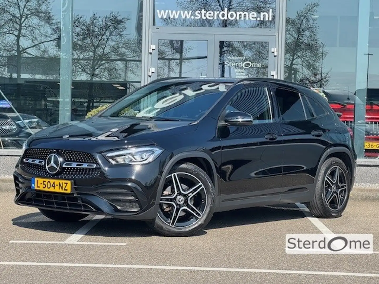 Mercedes-Benz GLA 180 AMG Line l Trekhaak l MBUX l Camera l Sfeerverlich Zwart - 1