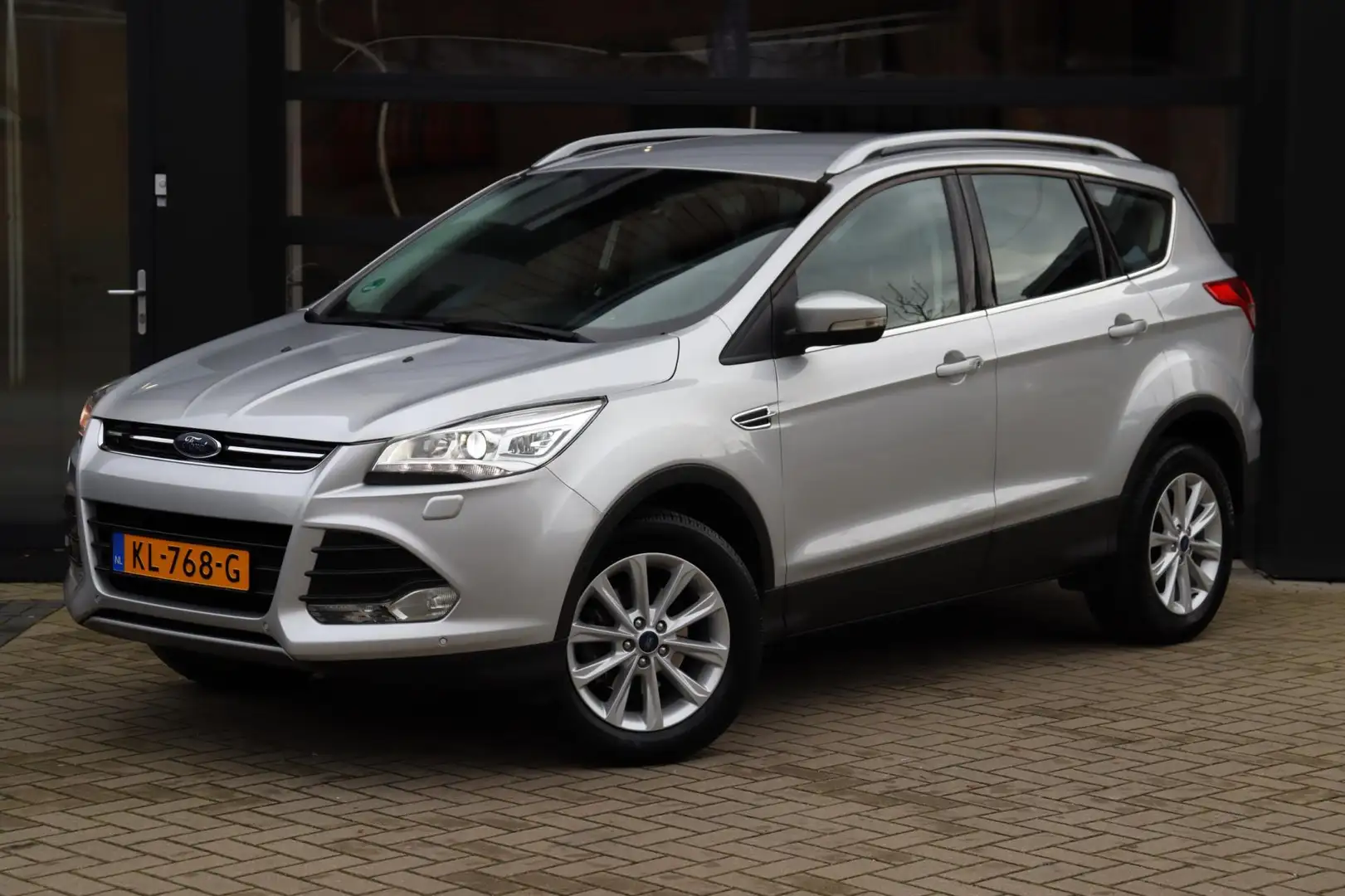 Ford Kuga 1.5 Titanium | NAP | Eerste Eigenaar | Xenon | Sto Grau - 1