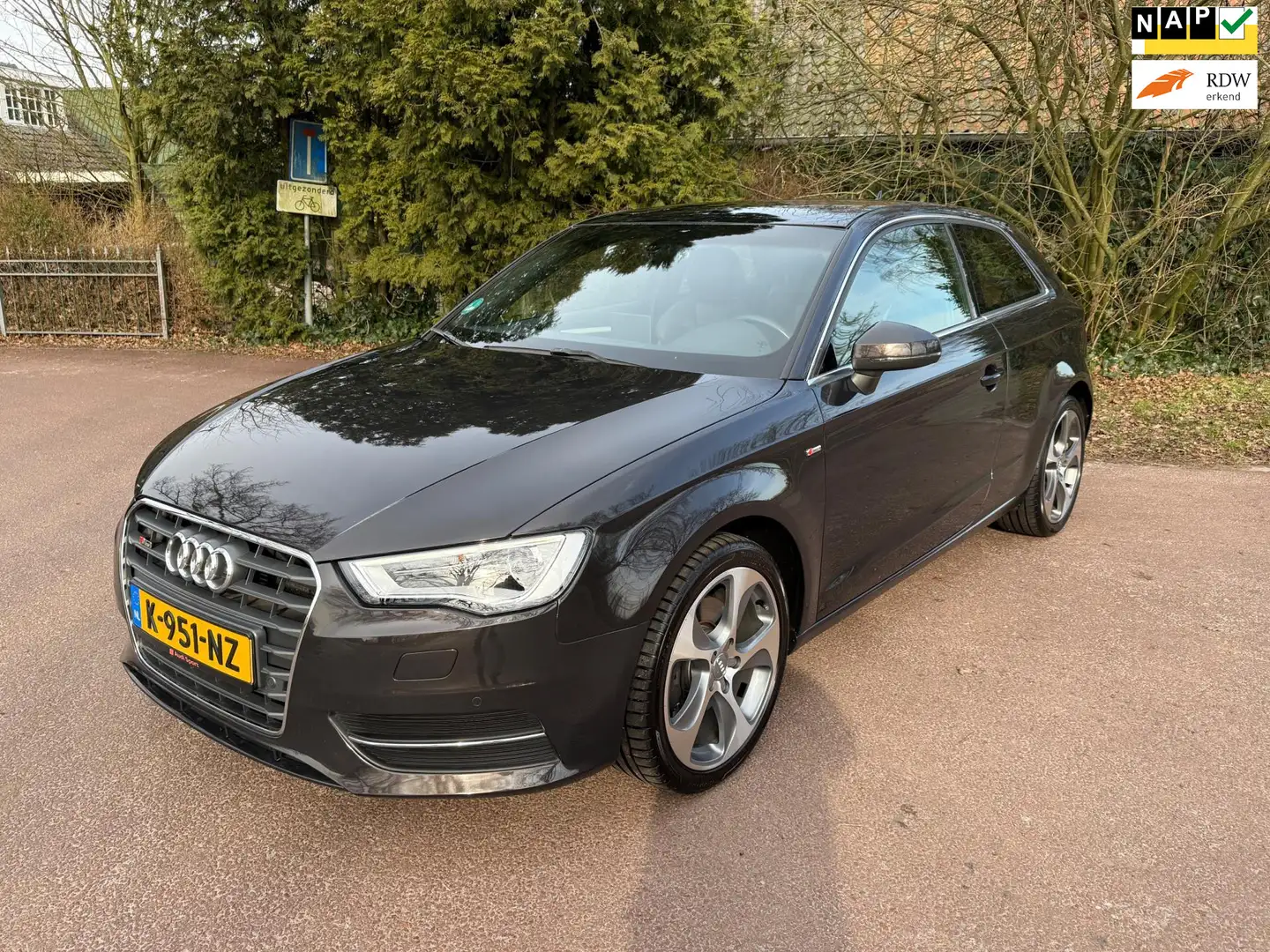 Audi A3 1.8 TFSI Ambiente Pro Line plus / Navi / Pano / Au Grau - 1