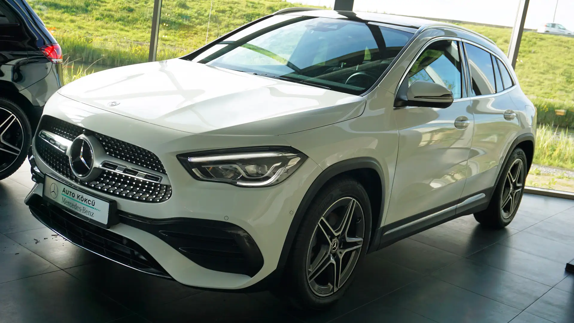 Mercedes-Benz GLA 200 AMG | Pano | Distronic | Memory | Dodehoek | Sfeer Wit - 1