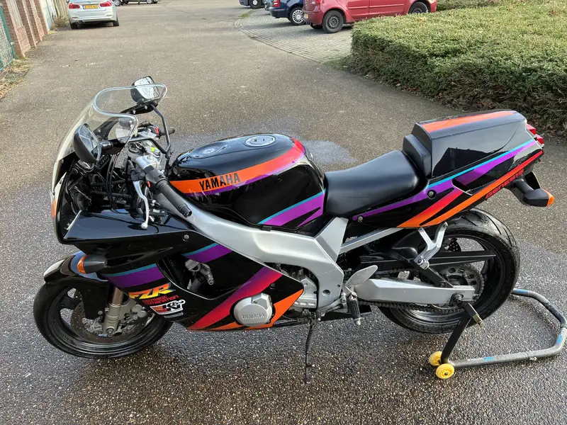 Yamaha FZR 600 - foto 3