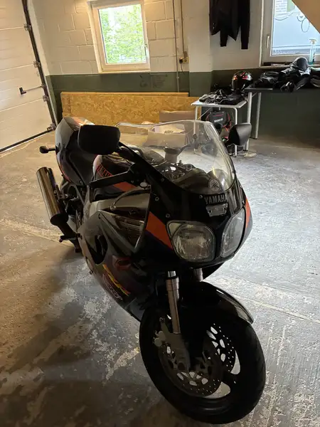Yamaha FZR 600