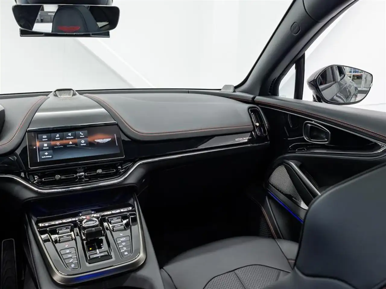 Aston Martin DBX снимка Aston Martin DBX