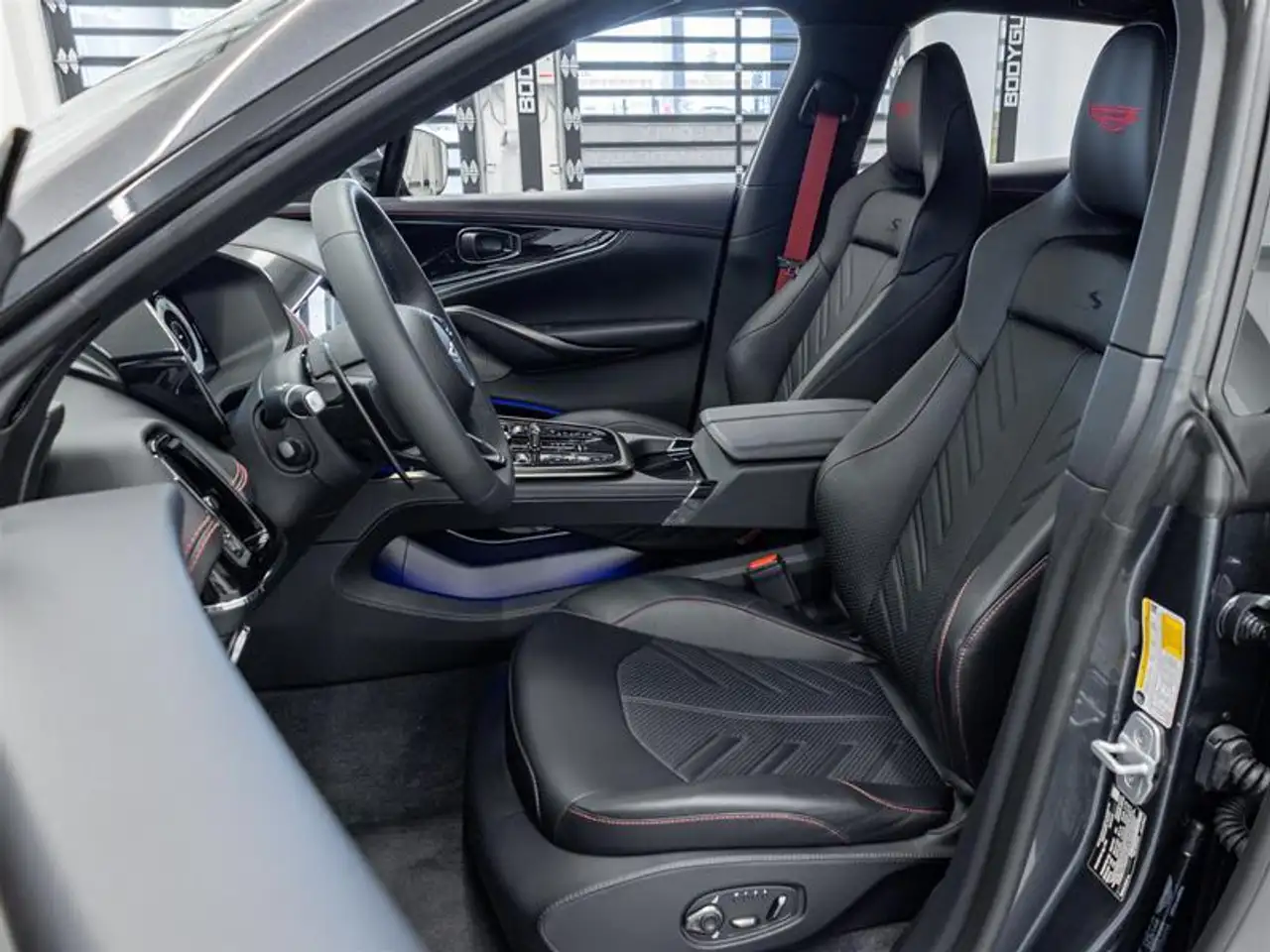 Aston Martin DBX снимка Aston Martin DBX