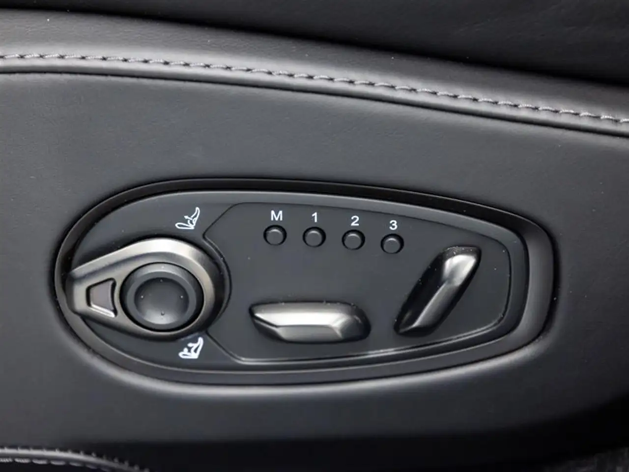 Aston Martin DBX снимка Aston Martin DBX