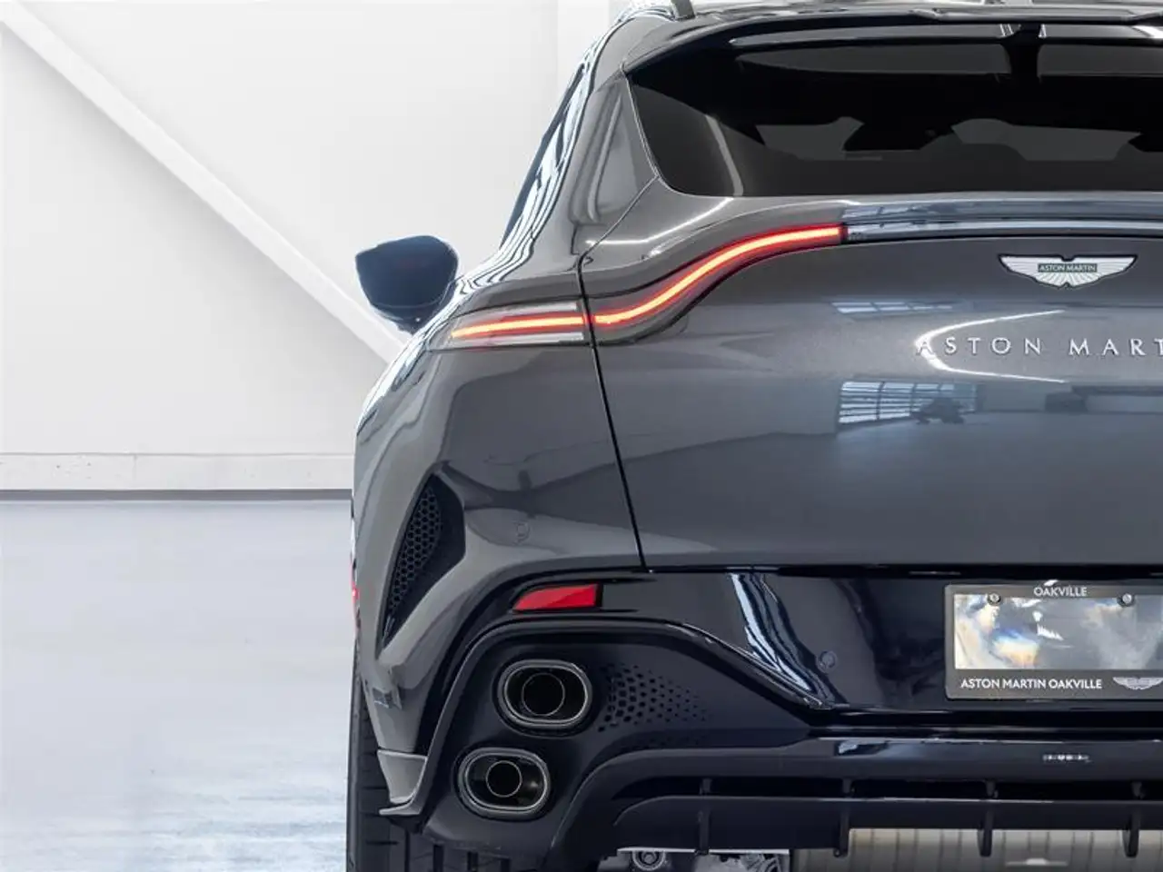 Aston Martin DBX снимка Aston Martin DBX