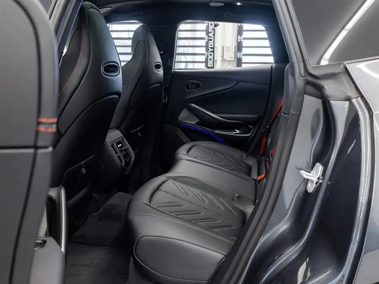 Aston Martin DBX снимка Aston Martin DBX