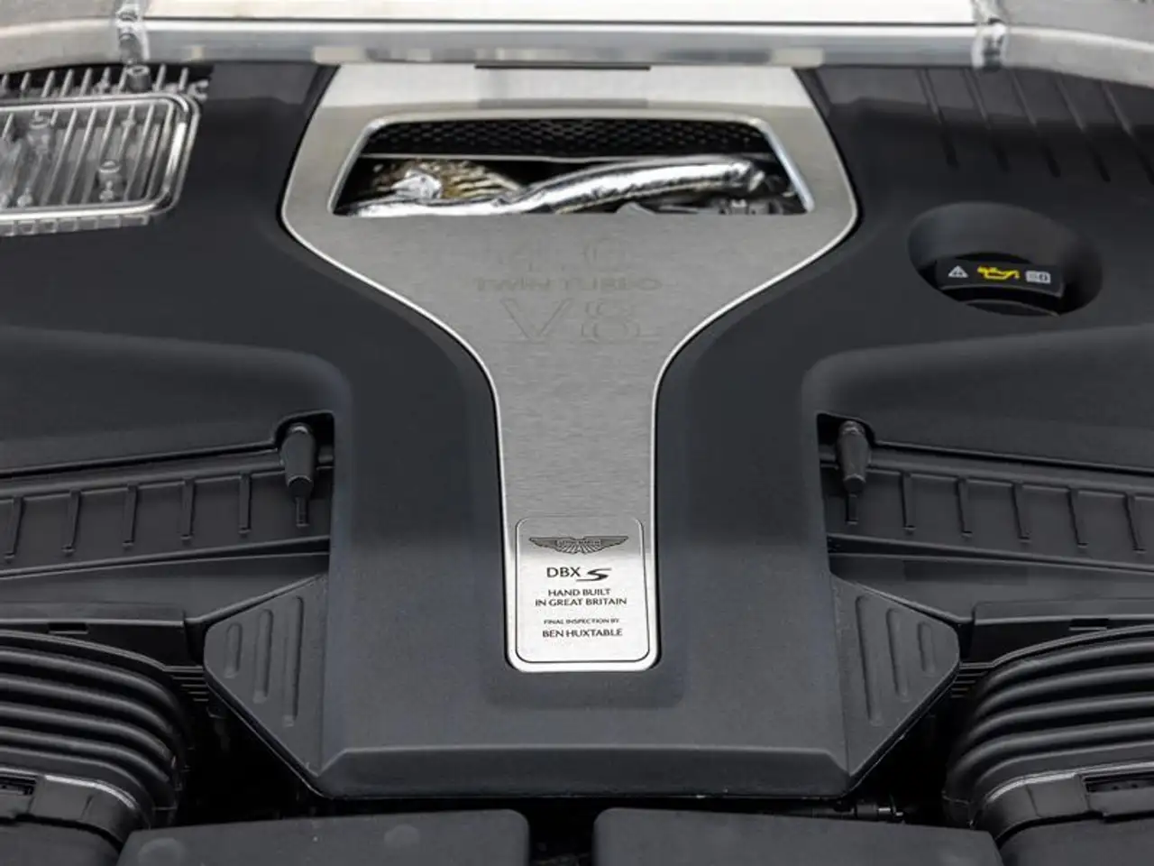 Aston Martin DBX снимка Aston Martin DBX