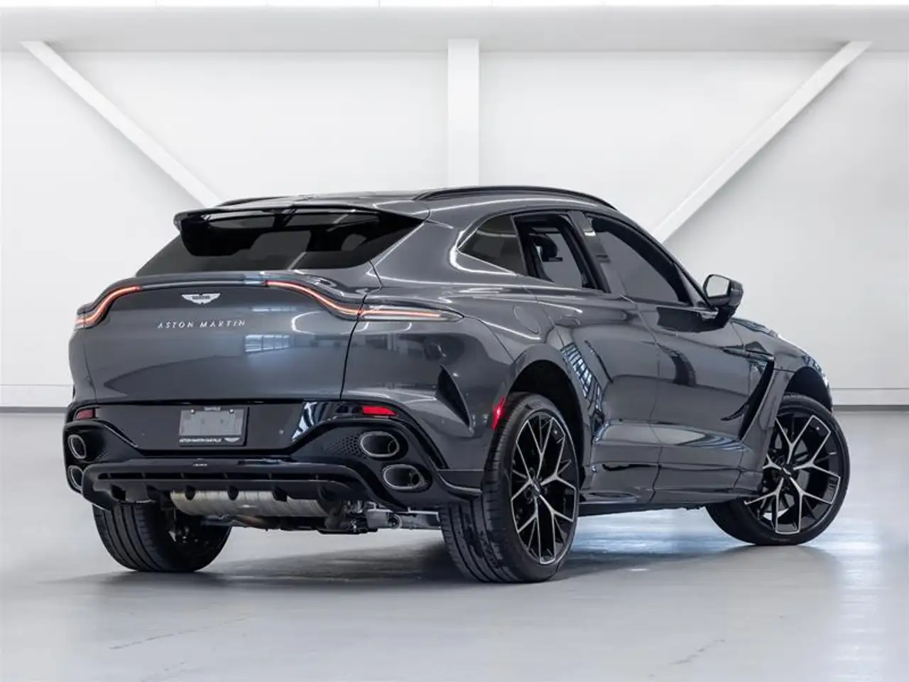 Aston Martin DBX снимка Aston Martin DBX