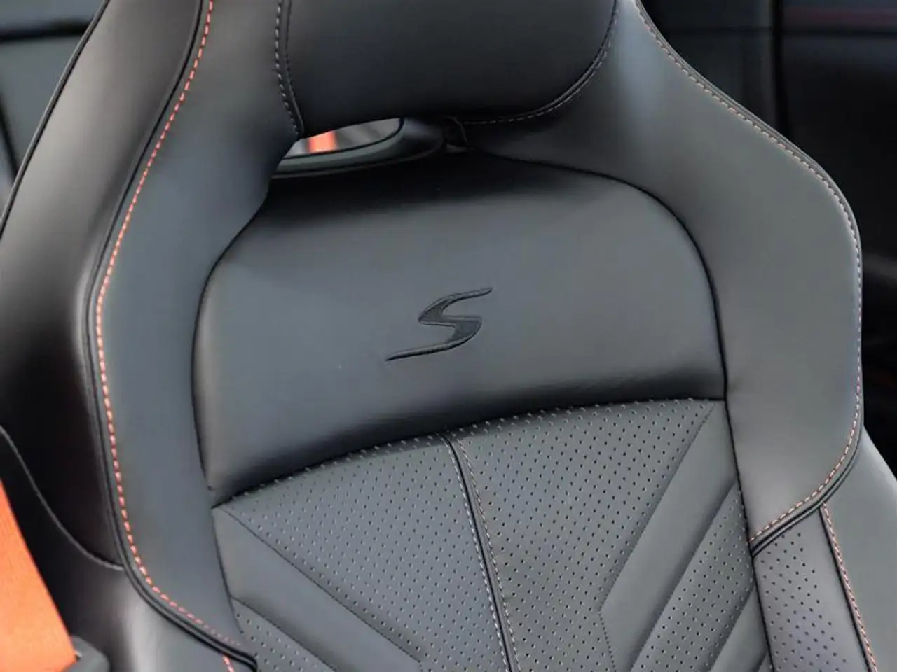 Aston Martin DBX снимка Aston Martin DBX