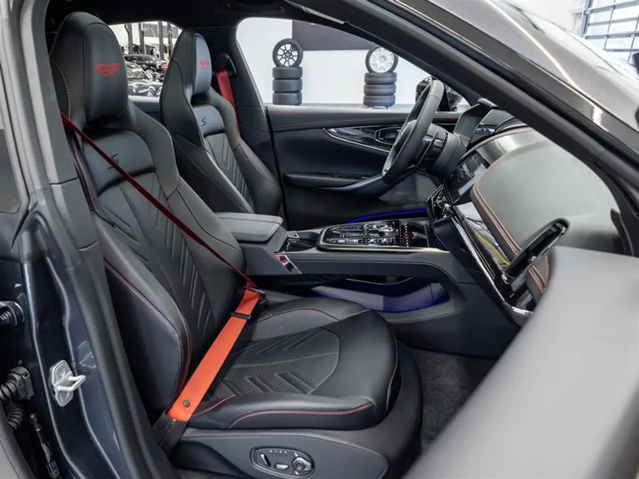 Aston Martin DBX снимка Aston Martin DBX