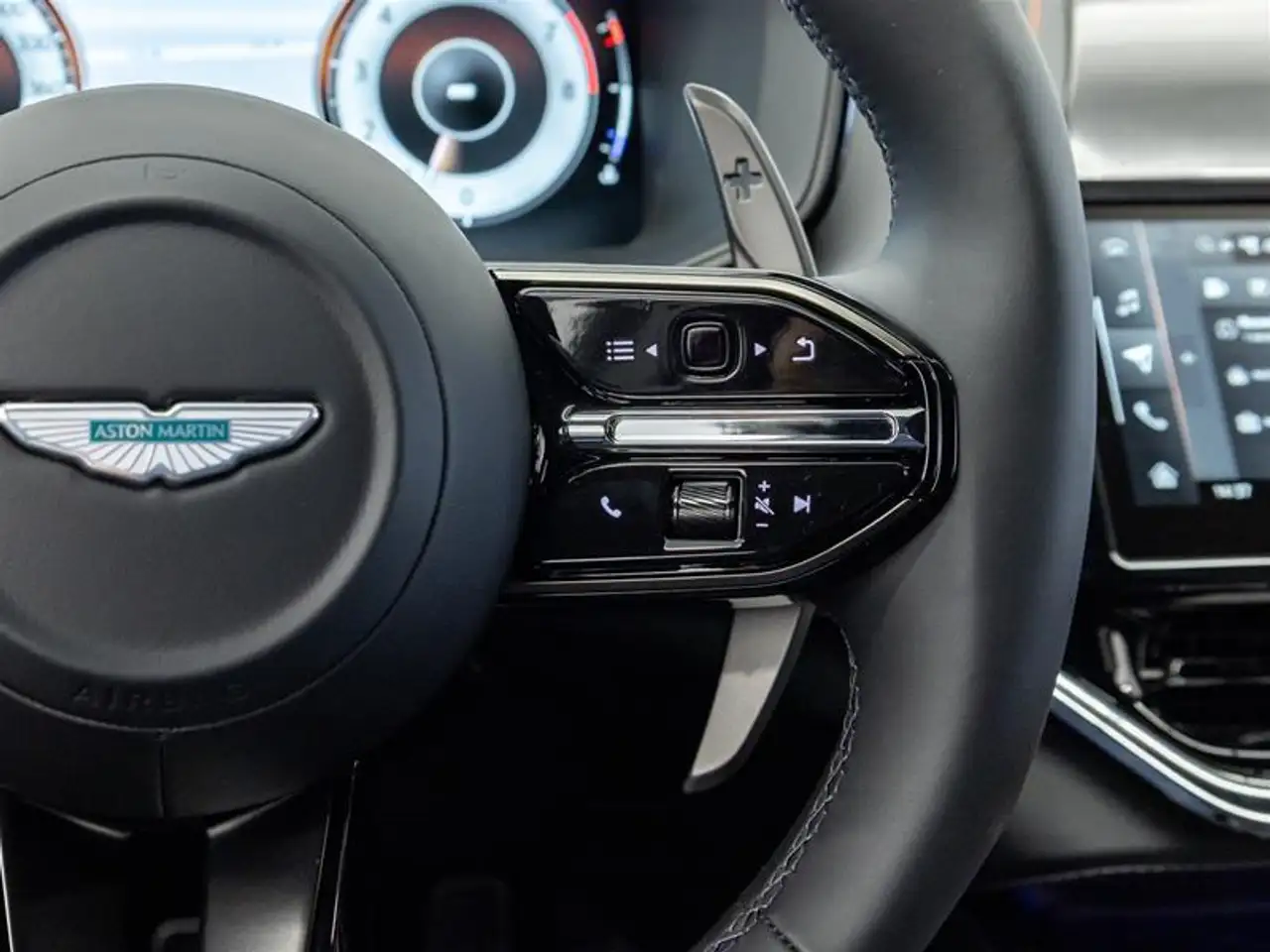 Aston Martin DBX снимка Aston Martin DBX