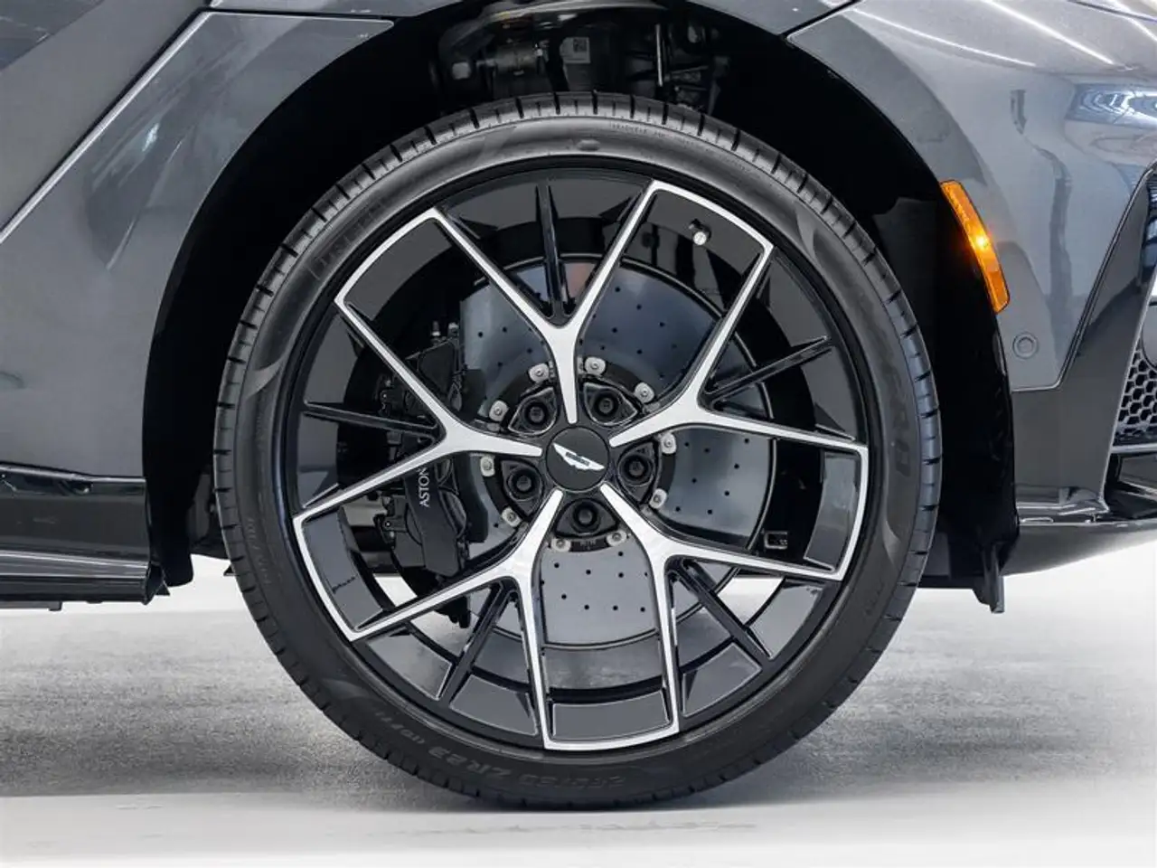 Aston Martin DBX снимка Aston Martin DBX