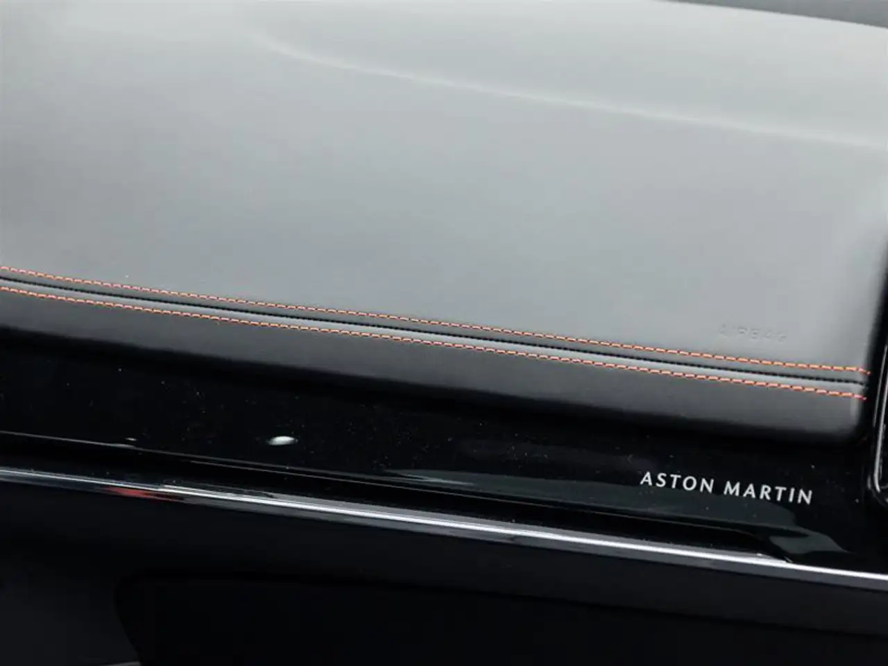 Aston Martin DBX снимка Aston Martin DBX