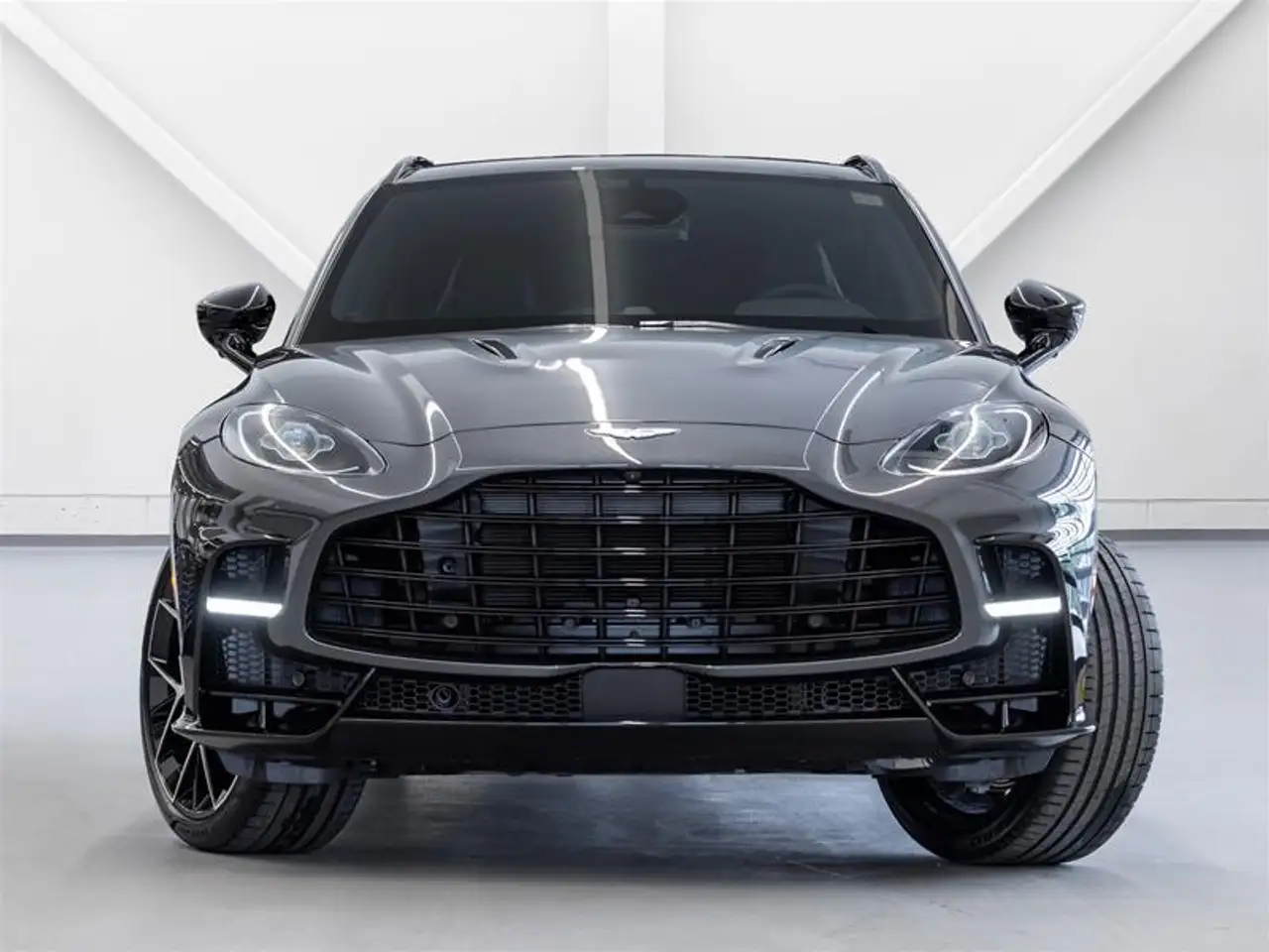 Aston Martin DBX снимка Aston Martin DBX