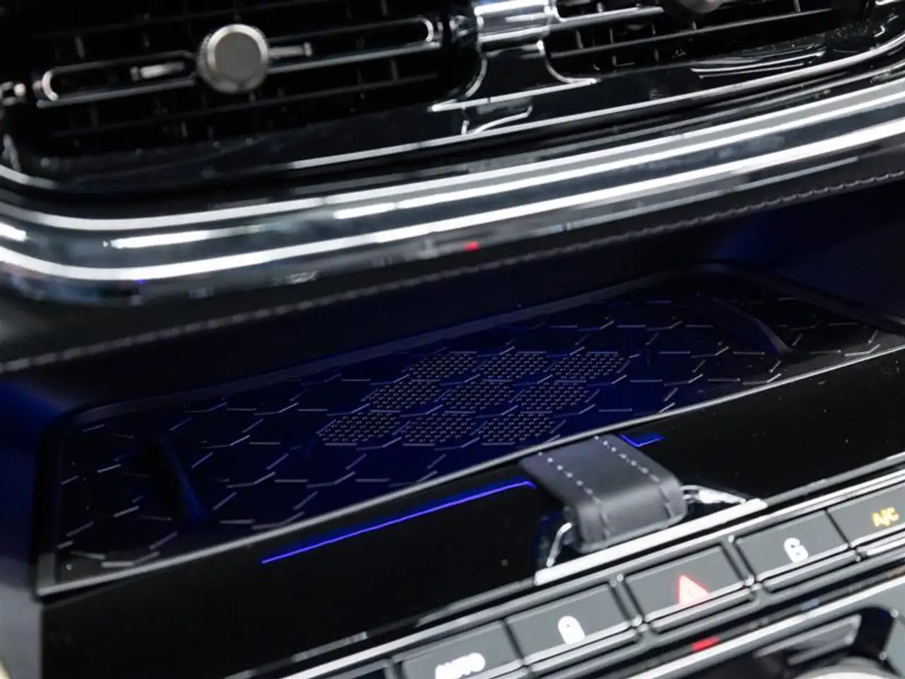 Aston Martin DBX снимка Aston Martin DBX