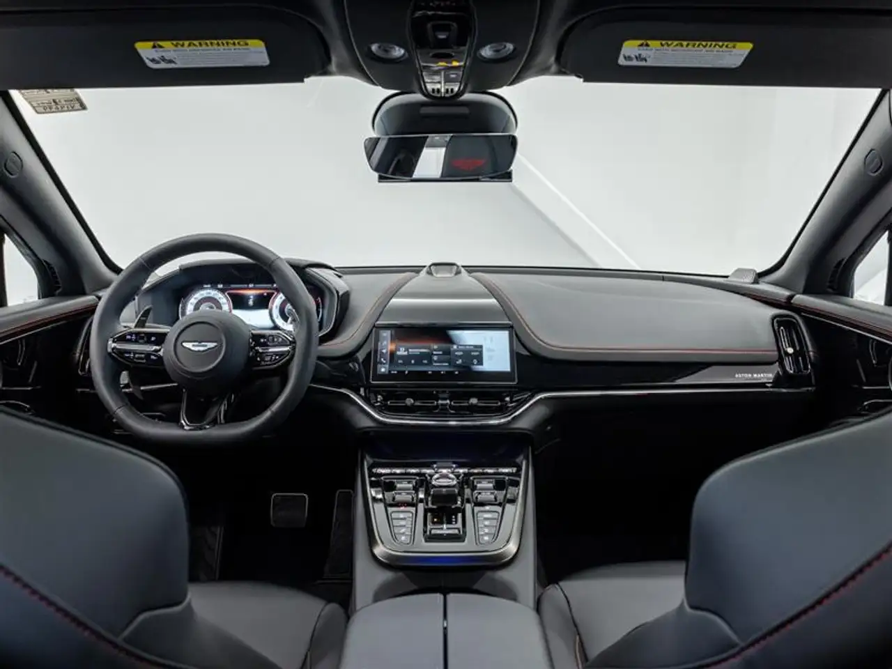 Aston Martin DBX снимка Aston Martin DBX