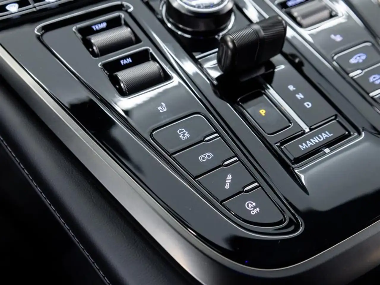 Aston Martin DBX снимка Aston Martin DBX