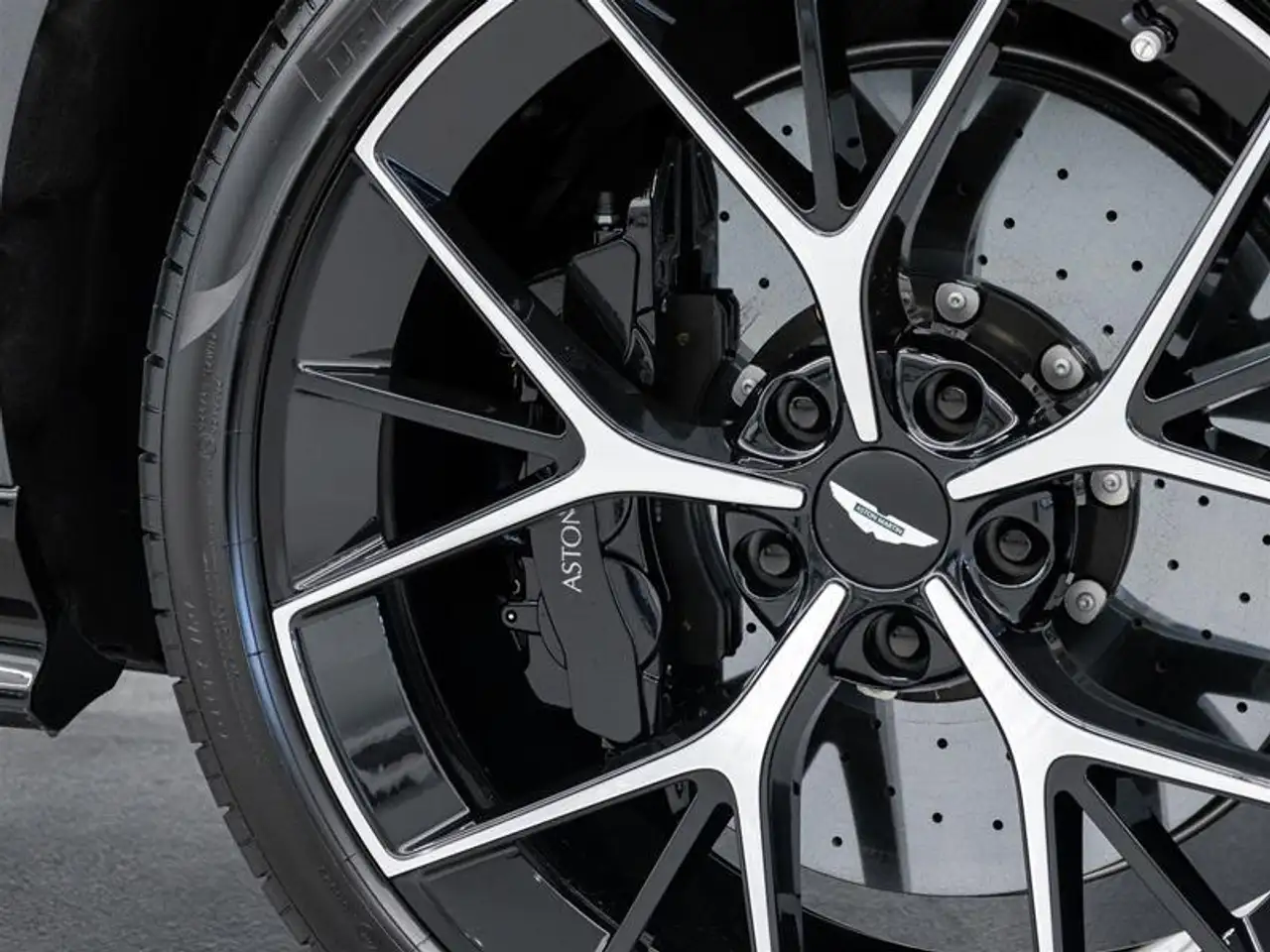 Aston Martin DBX снимка Aston Martin DBX