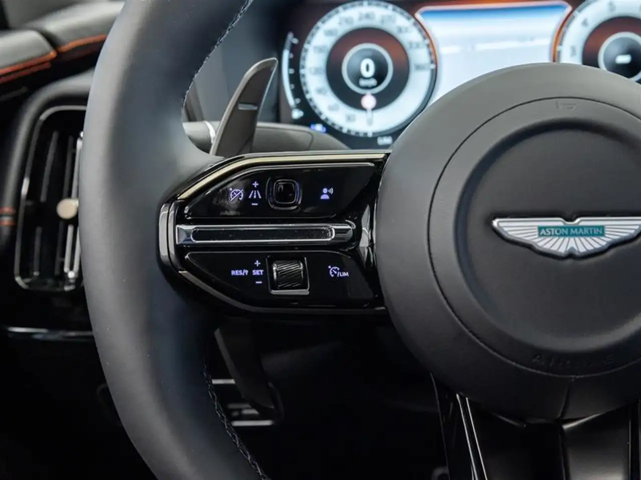 Aston Martin DBX снимка Aston Martin DBX