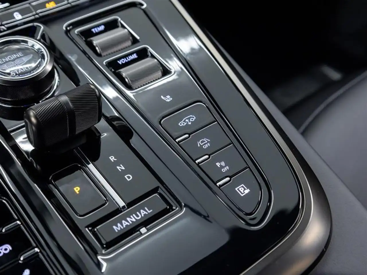 Aston Martin DBX снимка Aston Martin DBX