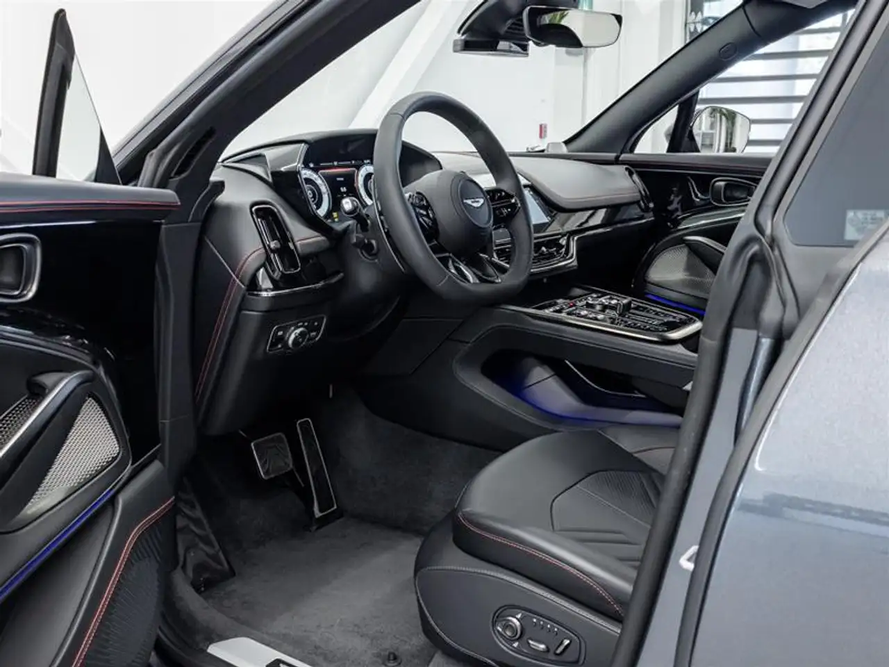 Aston Martin DBX снимка Aston Martin DBX