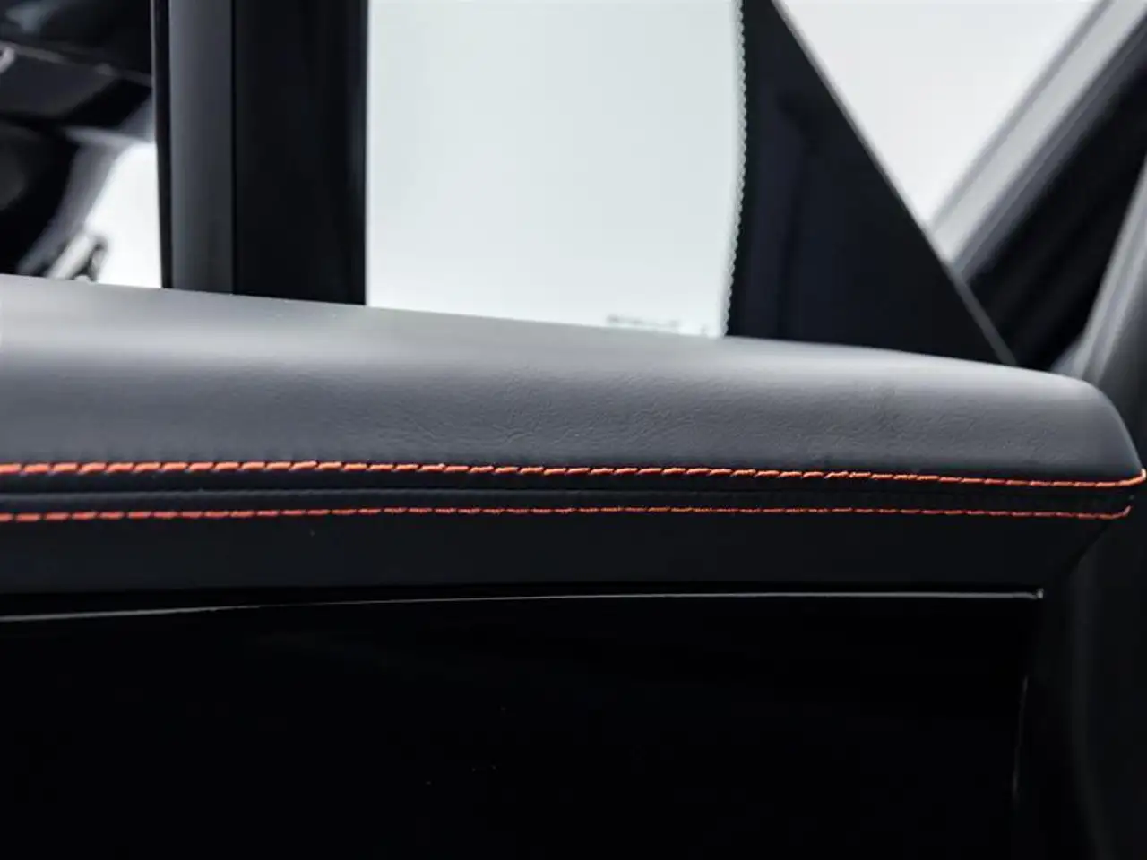 Aston Martin DBX снимка Aston Martin DBX
