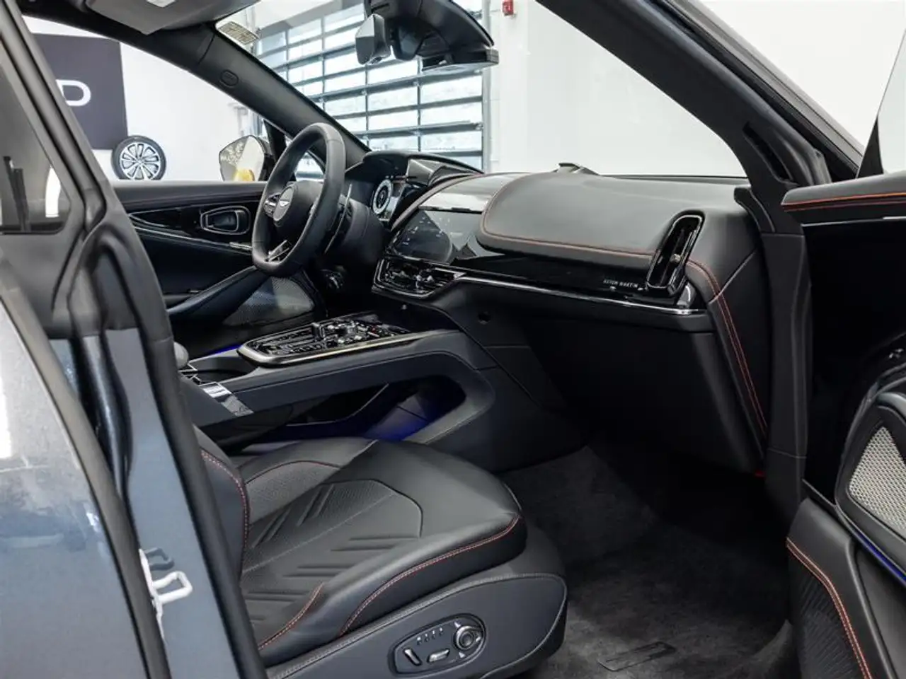 Aston Martin DBX снимка Aston Martin DBX