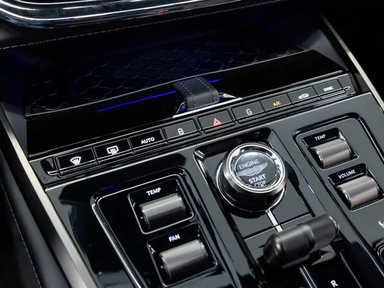 Aston Martin DBX снимка Aston Martin DBX