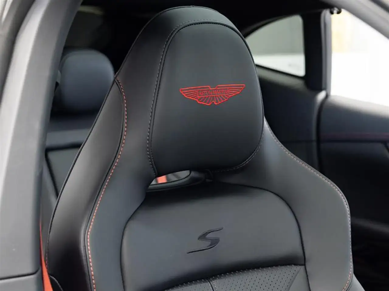 Aston Martin DBX снимка Aston Martin DBX