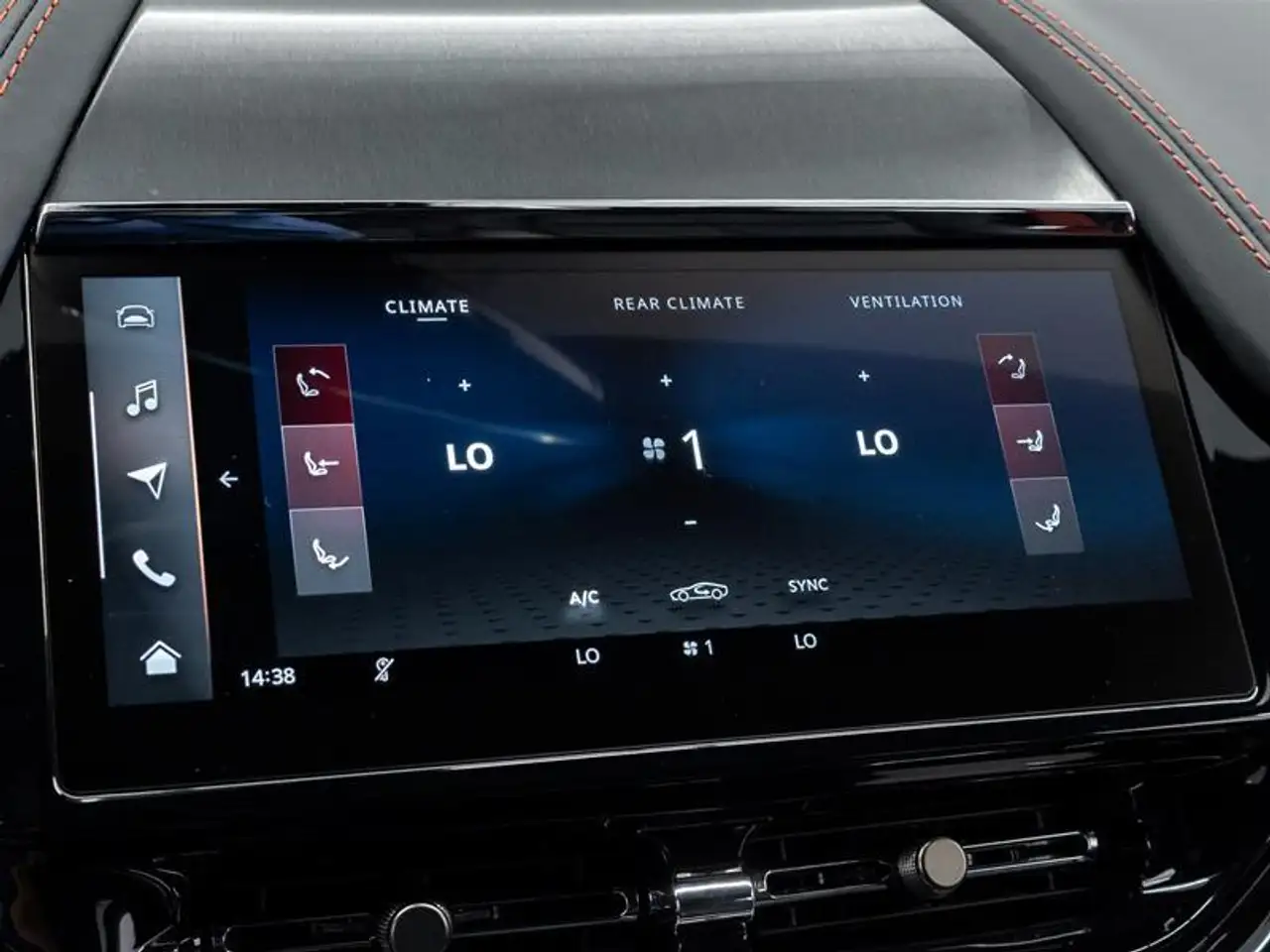 Aston Martin DBX снимка Aston Martin DBX