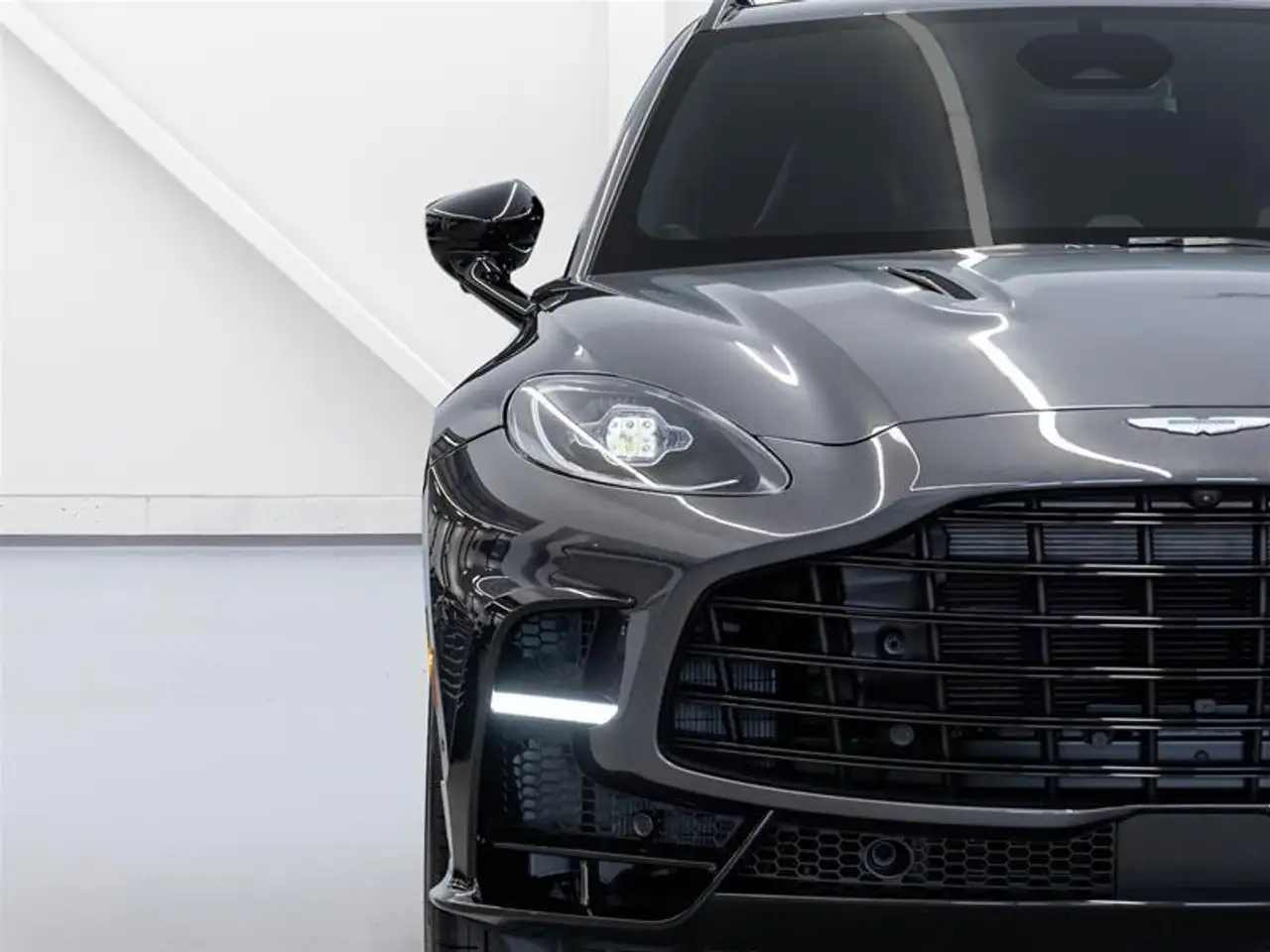 Aston Martin DBX снимка Aston Martin DBX