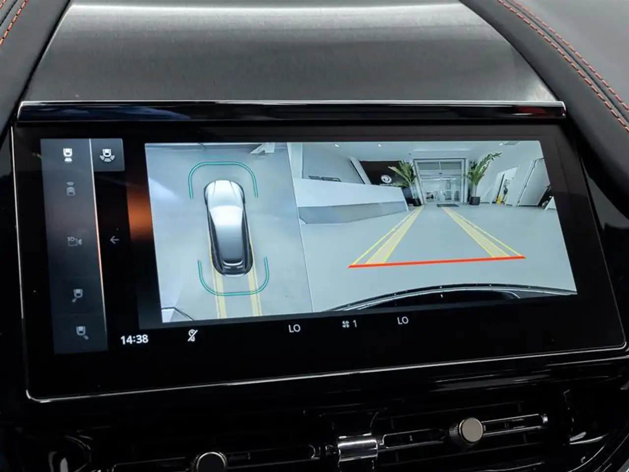 Aston Martin DBX снимка Aston Martin DBX