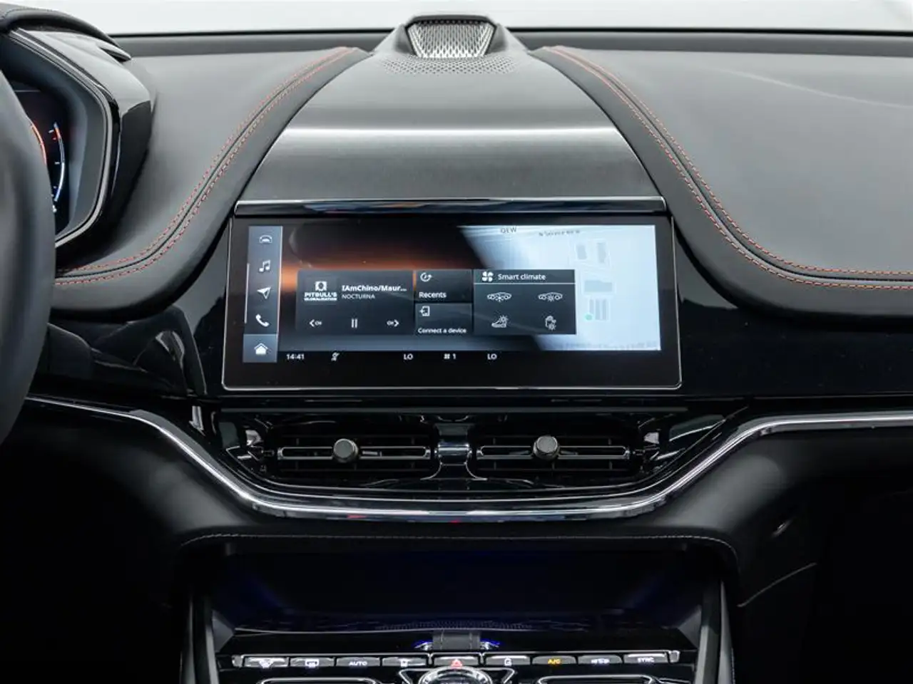 Aston Martin DBX снимка Aston Martin DBX