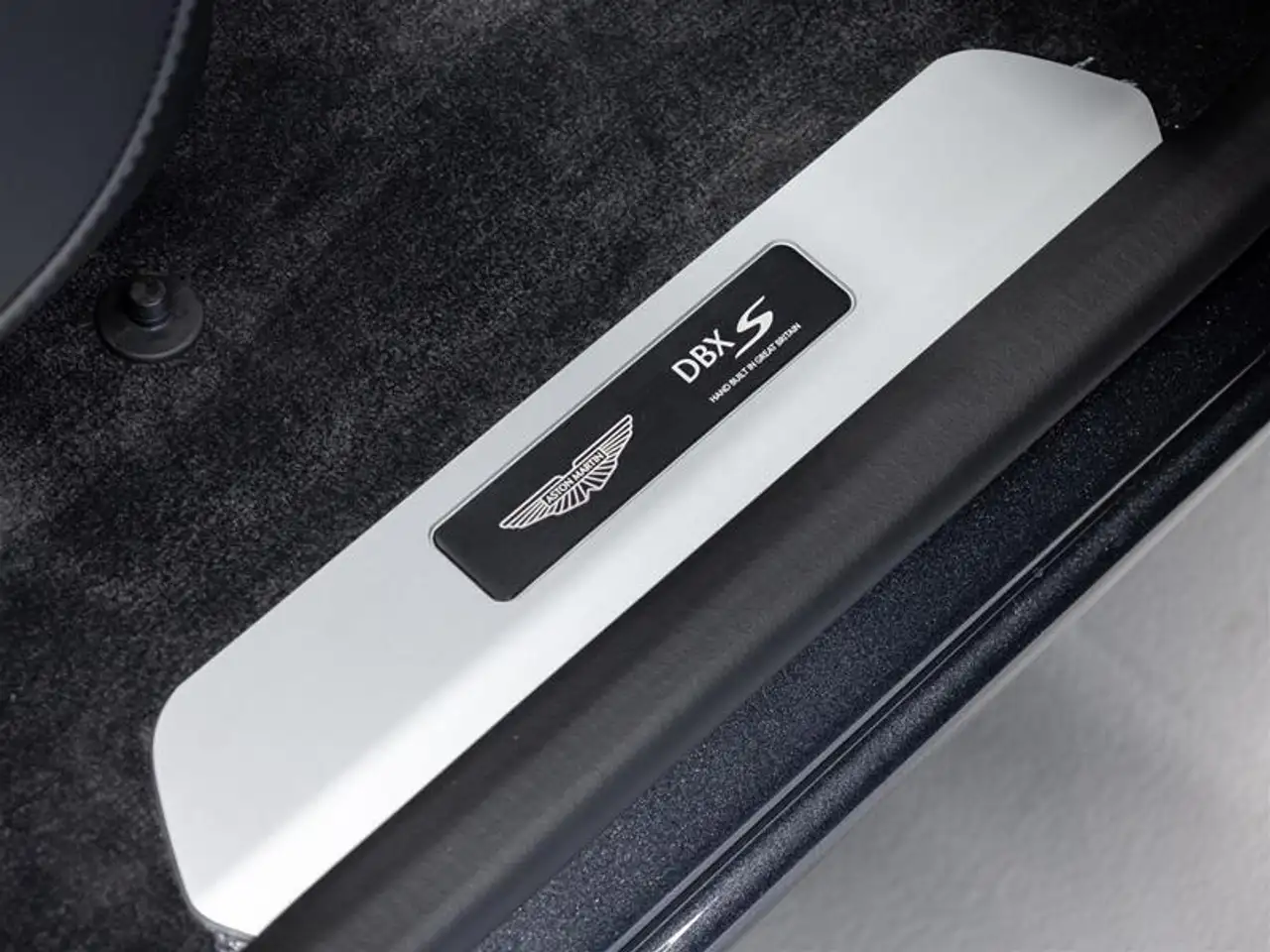 Aston Martin DBX снимка Aston Martin DBX