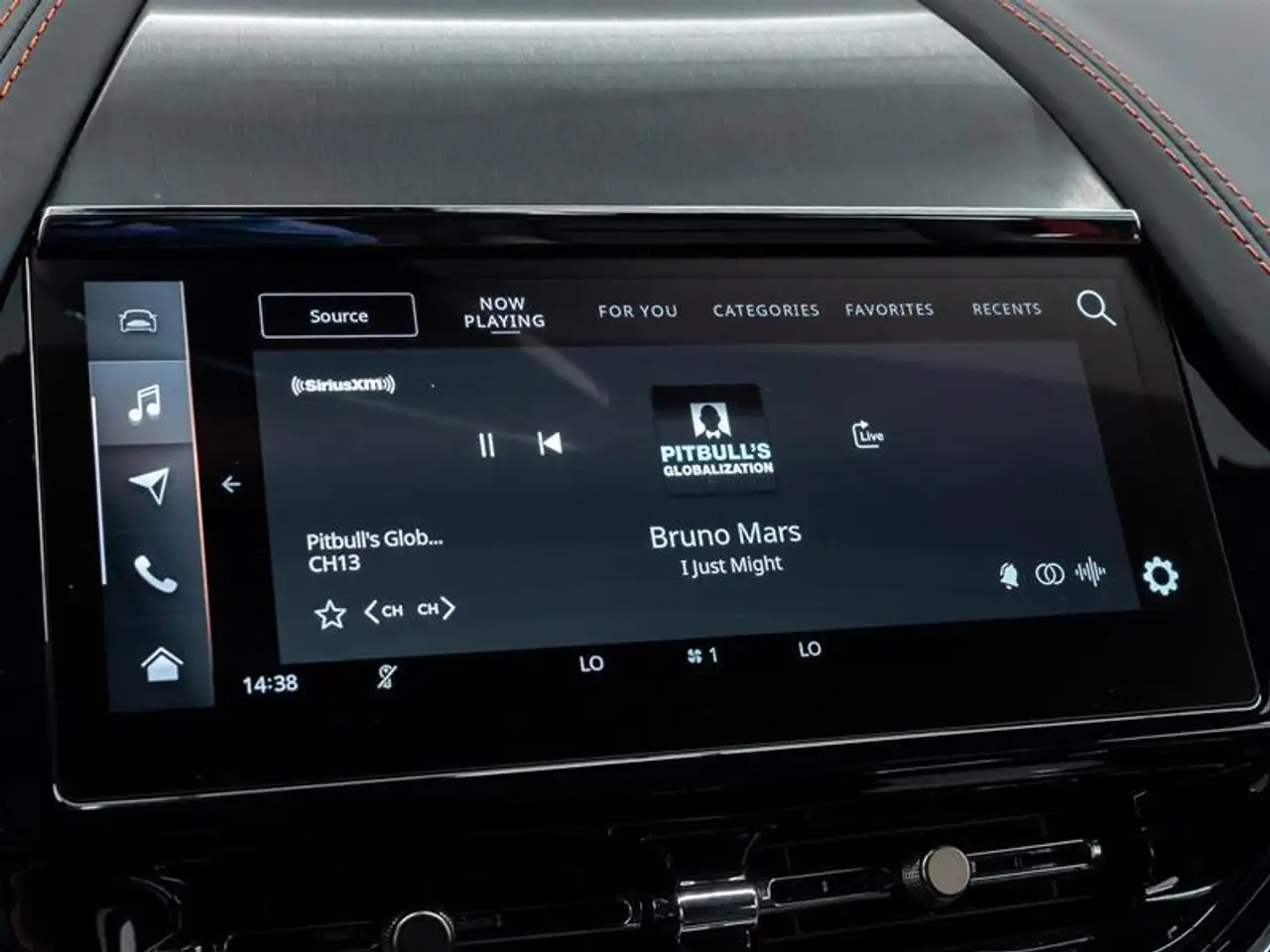 Aston Martin DBX снимка Aston Martin DBX