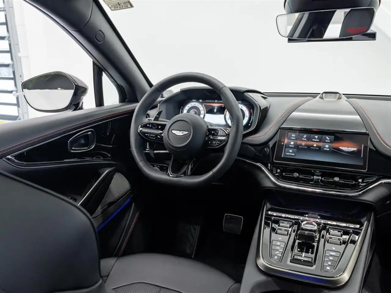 Aston Martin DBX снимка Aston Martin DBX