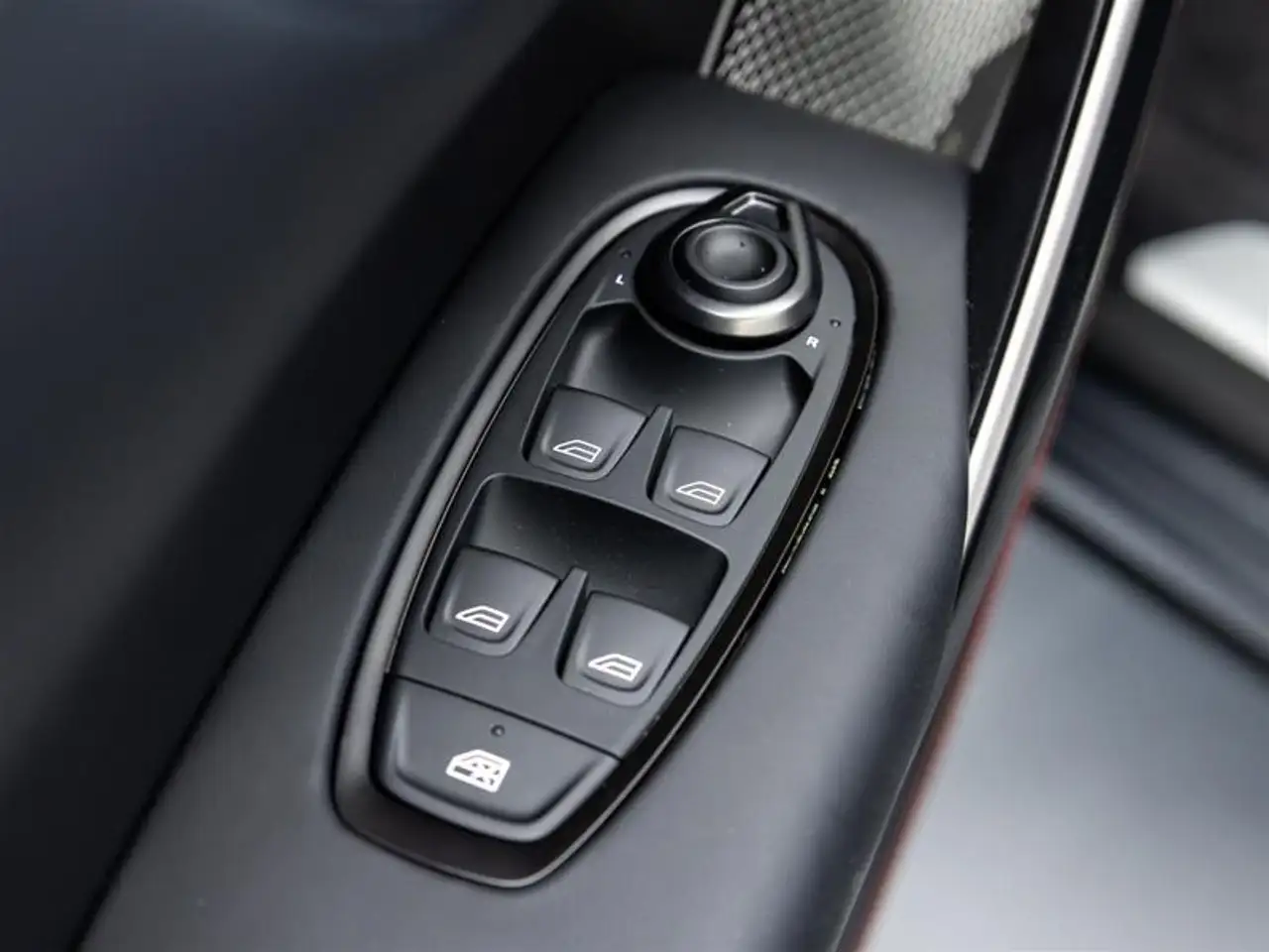 Aston Martin DBX снимка Aston Martin DBX