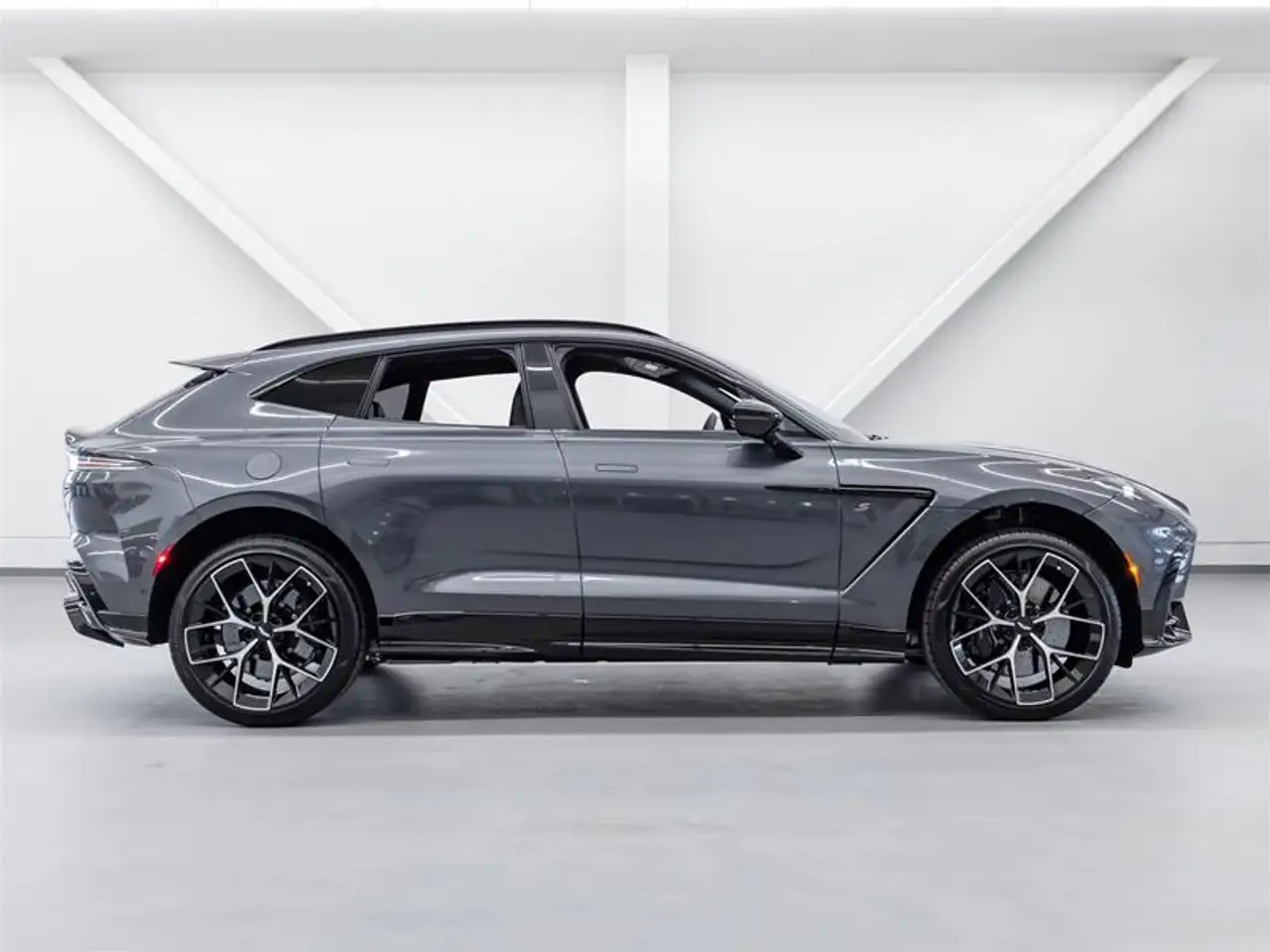 Aston Martin DBX снимка Aston Martin DBX