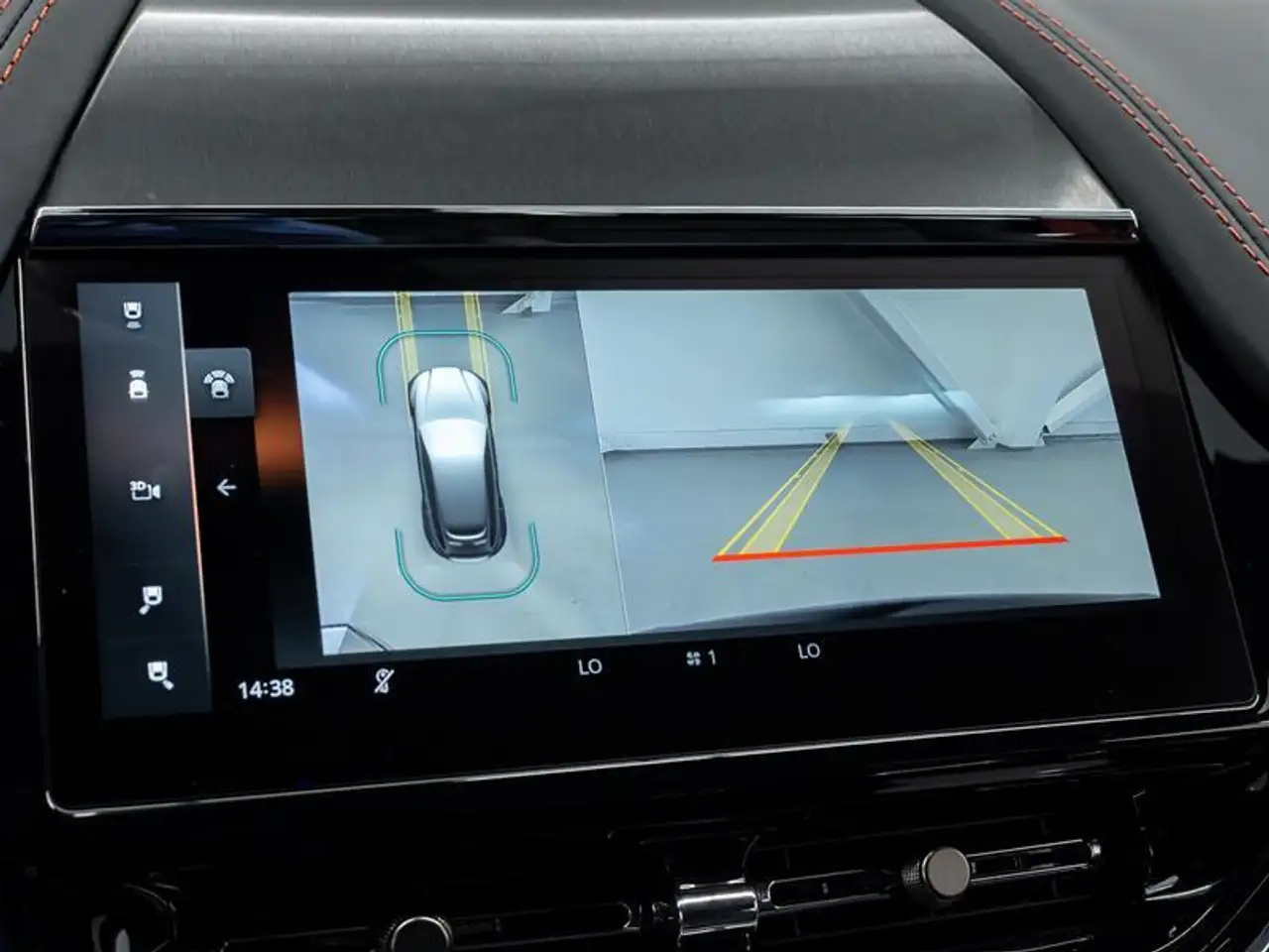 Aston Martin DBX снимка Aston Martin DBX
